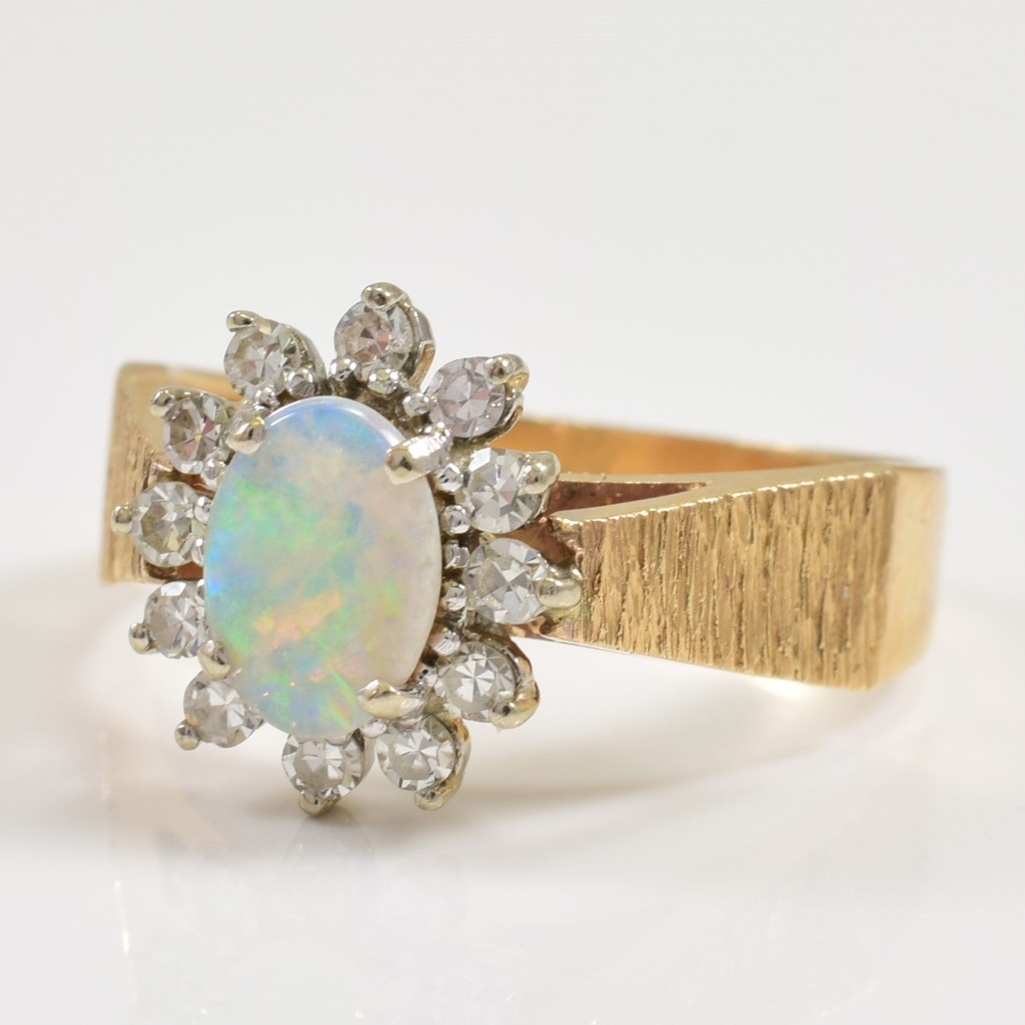 Bague halo opale et diamants | 0,40 ct, 0,24 ct au total | Taille 7,75 | 