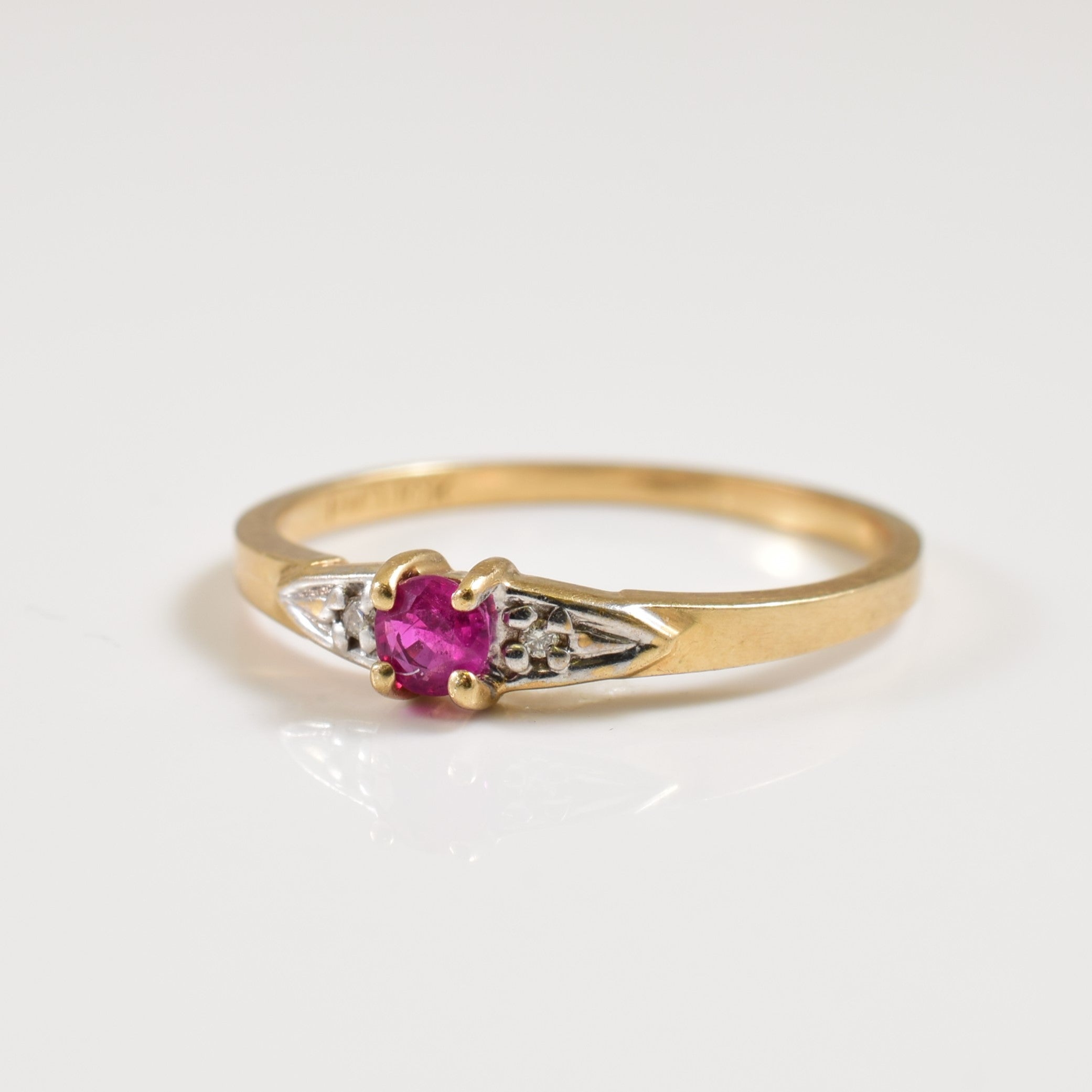 Bague rubis et diamants | 0,12 ct, 0,01 ct | Taille 5,5 |