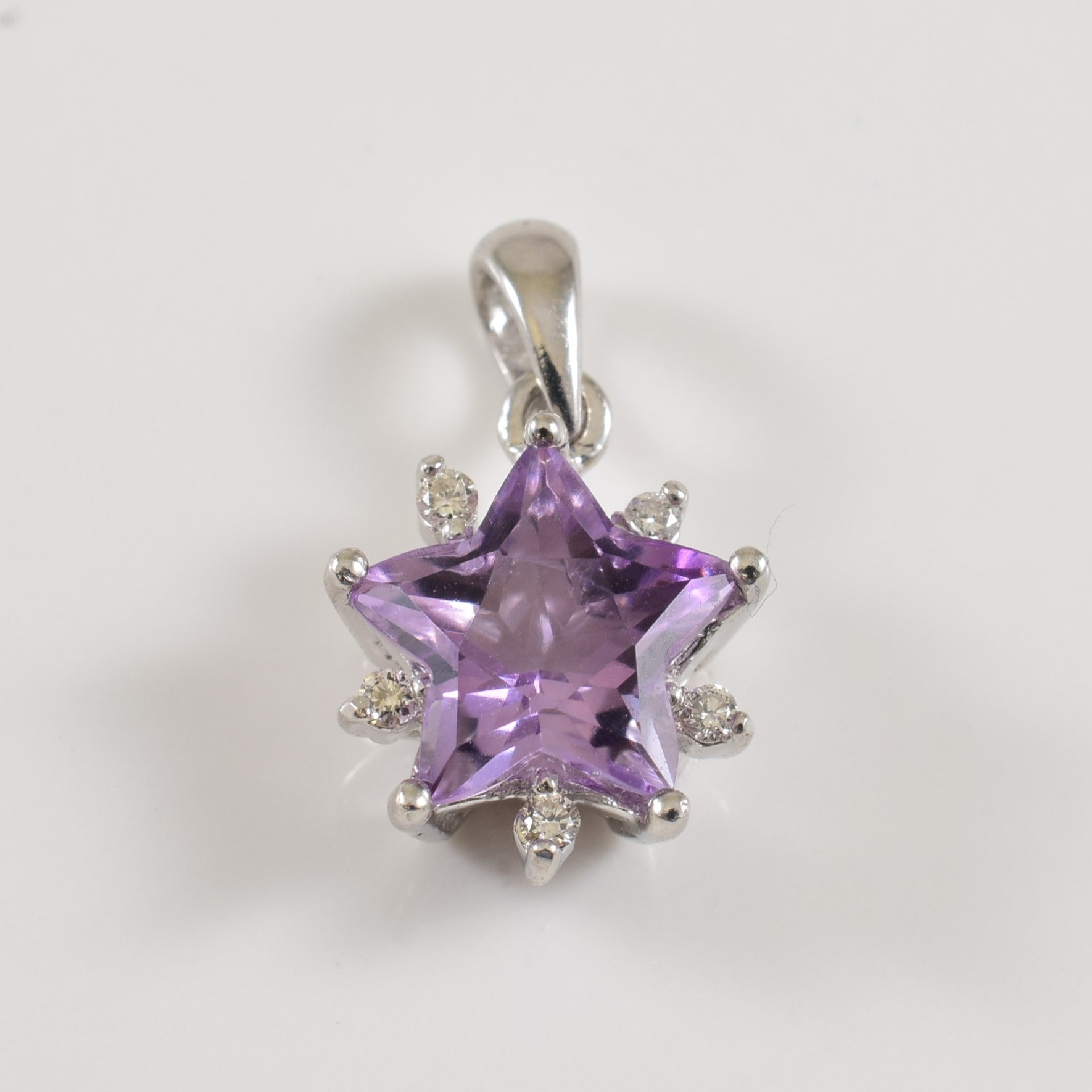 Pendentif en améthyste étoilée et diamants | 1,20 ct, 0,04 ct au total | 