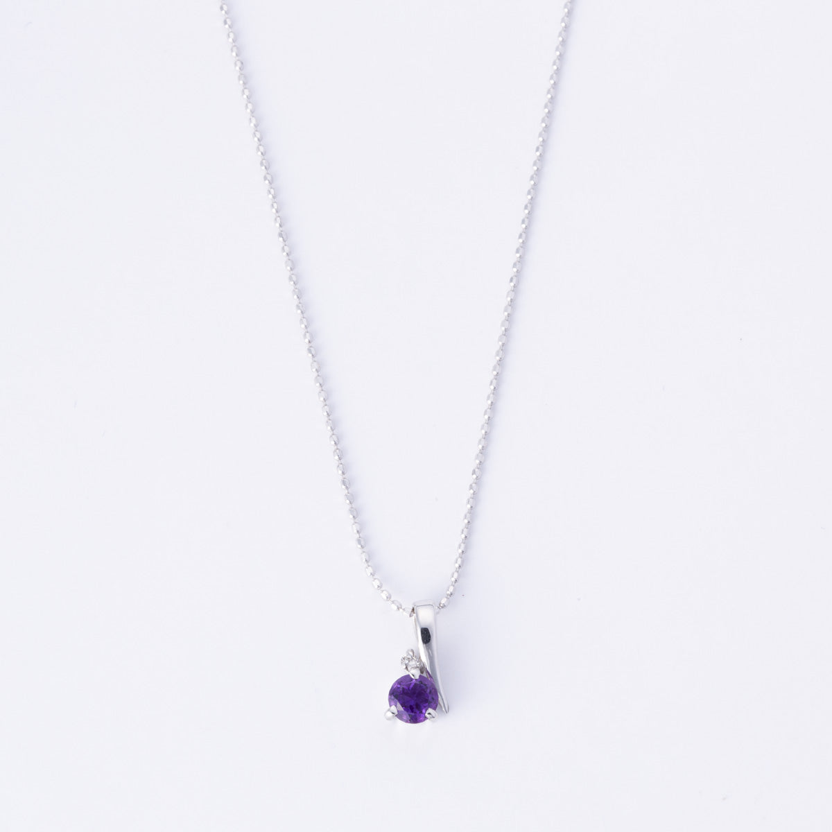 Collier en or blanc 18 carats, diamants et améthystes | 0,01 ct, 0,25 ct | 38 cm 