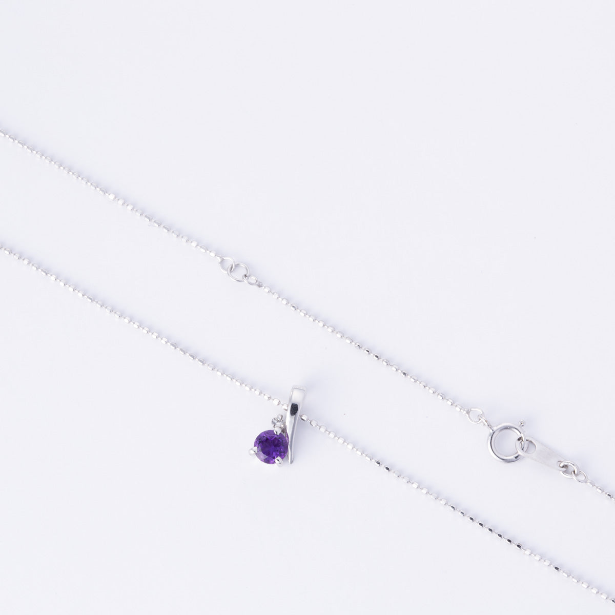 Collier en or blanc 18 carats, diamants et améthystes | 0,01 ct, 0,25 ct | 38 cm 