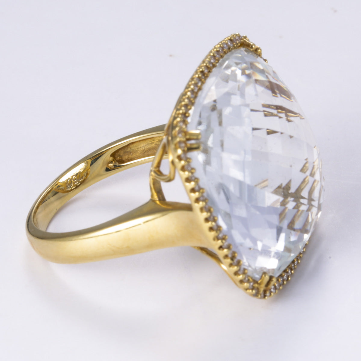 Bague en or jaune 18 carats, topaze blanche et diamants | 39,71 ct, 0,22 ct au total | Taille 7 