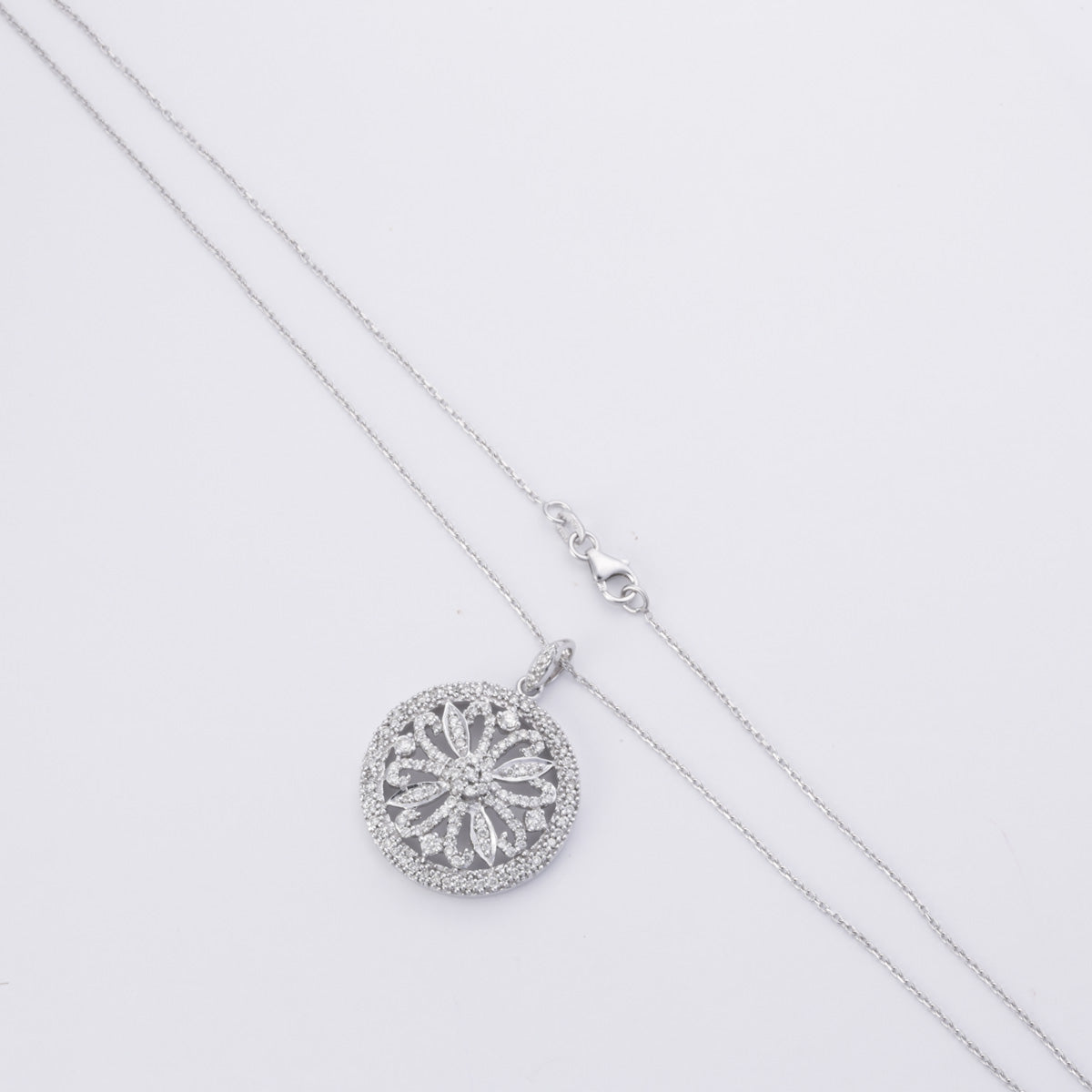 Ensemble collier et boucles d'oreilles en or blanc 14 carats et diamants | 1,61 ct au total | 43 cm 