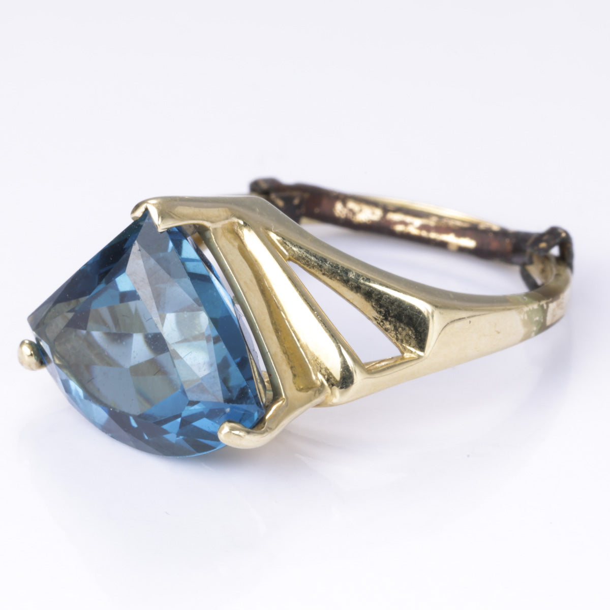 14k Yellow Gold Blue Topaz Ring | 11.50x14.80x7.10mm | Size 7.25