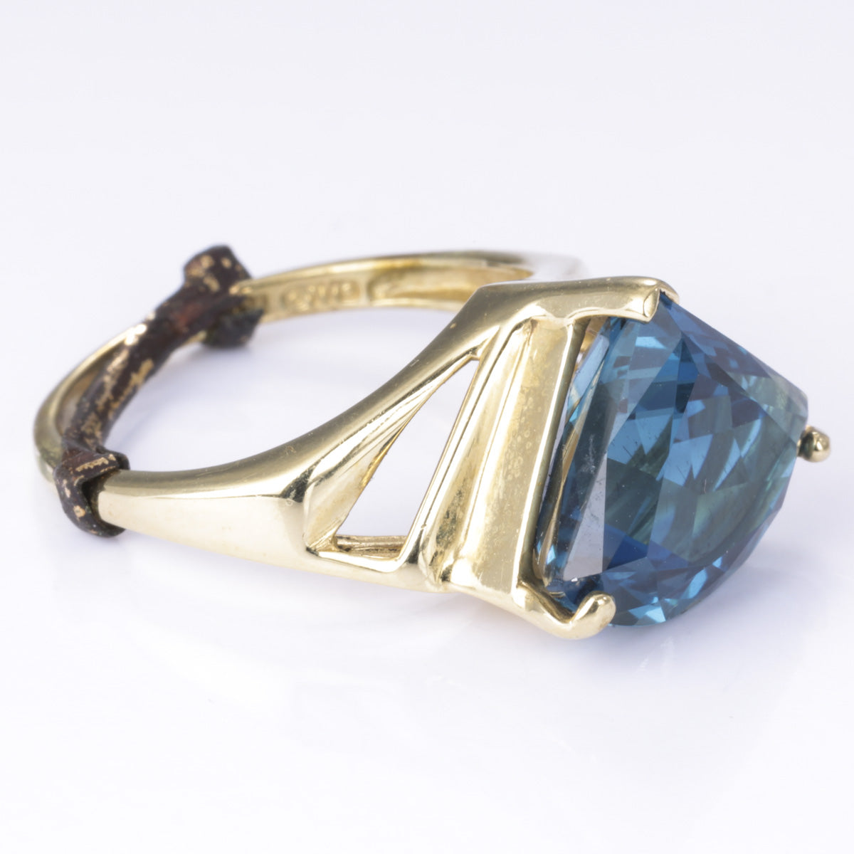 14k Yellow Gold Blue Topaz Ring | 11.50x14.80x7.10mm | Size 7.25