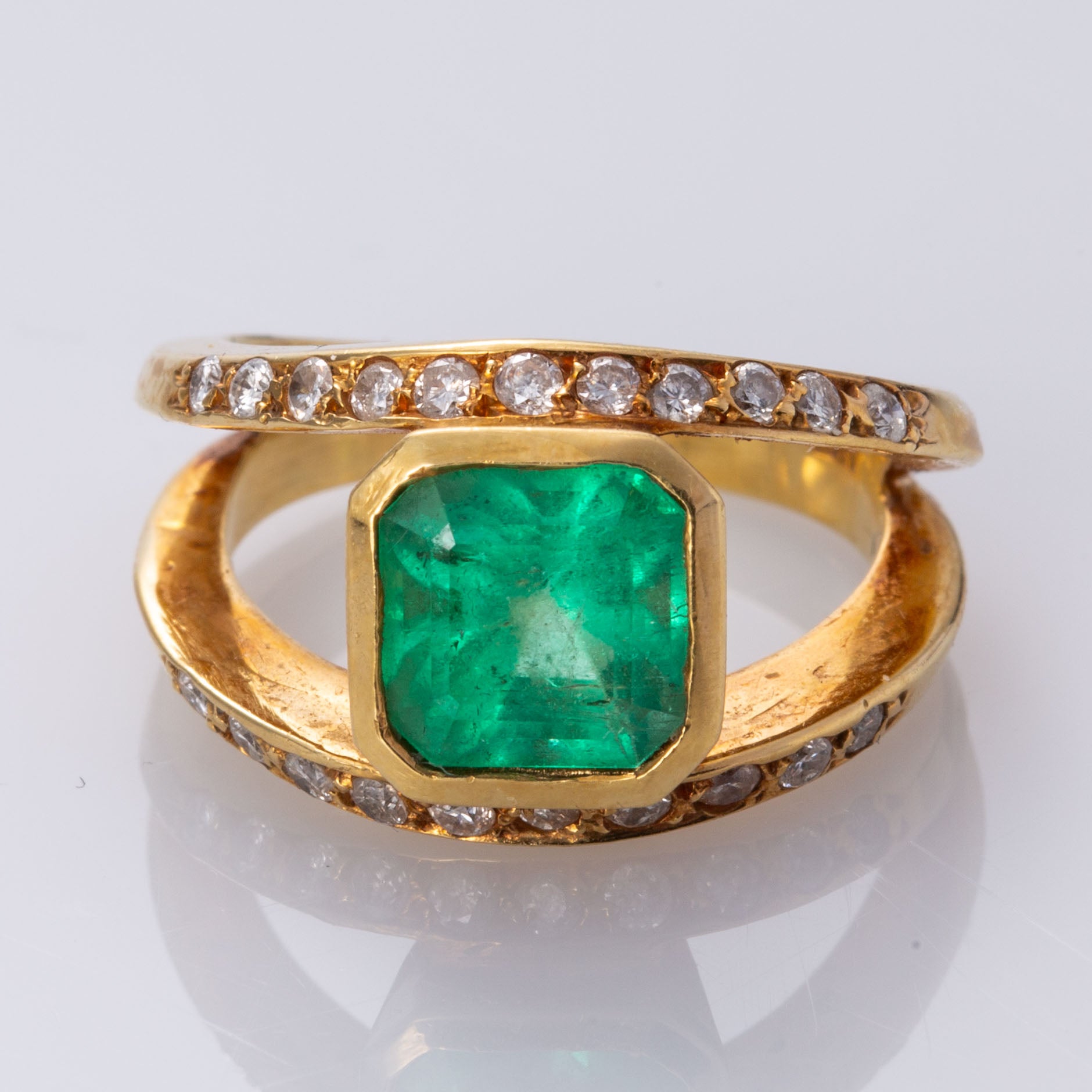 Bague en or jaune 18 carats avec émeraude et diamants | 2,75 ct, 0,53 ct au total | Taille 6,25 | 