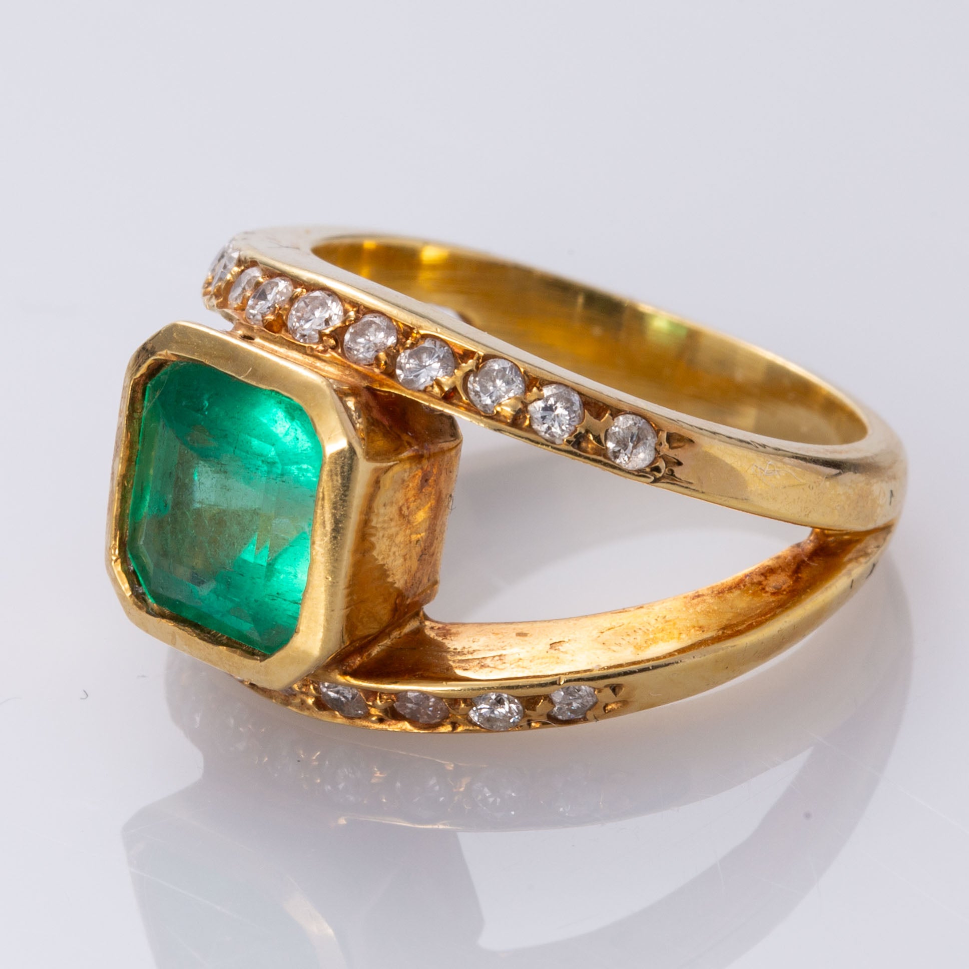 Bague en or jaune 18 carats avec émeraude et diamants | 2,75 ct, 0,53 ct au total | Taille 6,25 | 