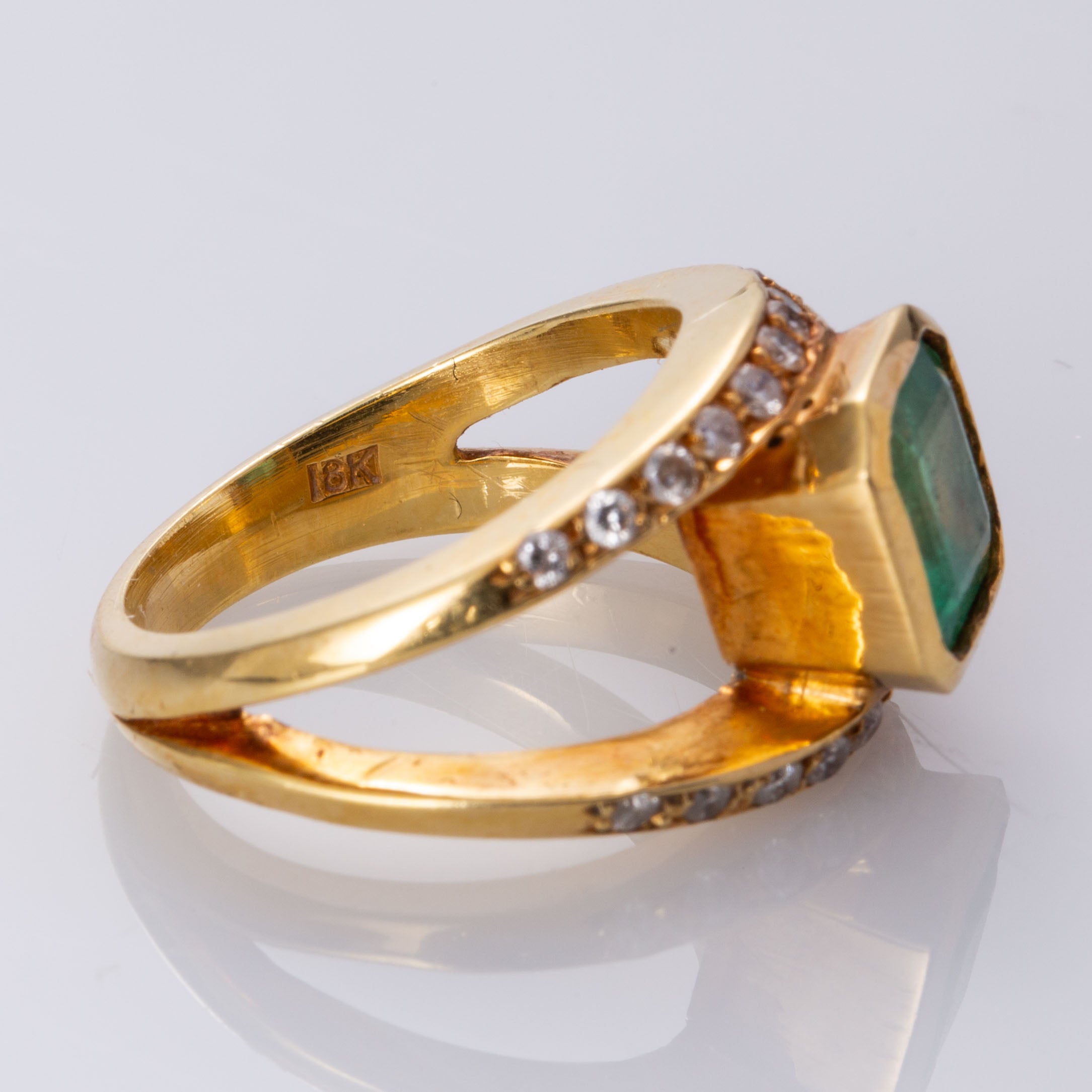 Bague en or jaune 18 carats avec émeraude et diamants | 2,75 ct, 0,53 ct au total | Taille 6,25 | 