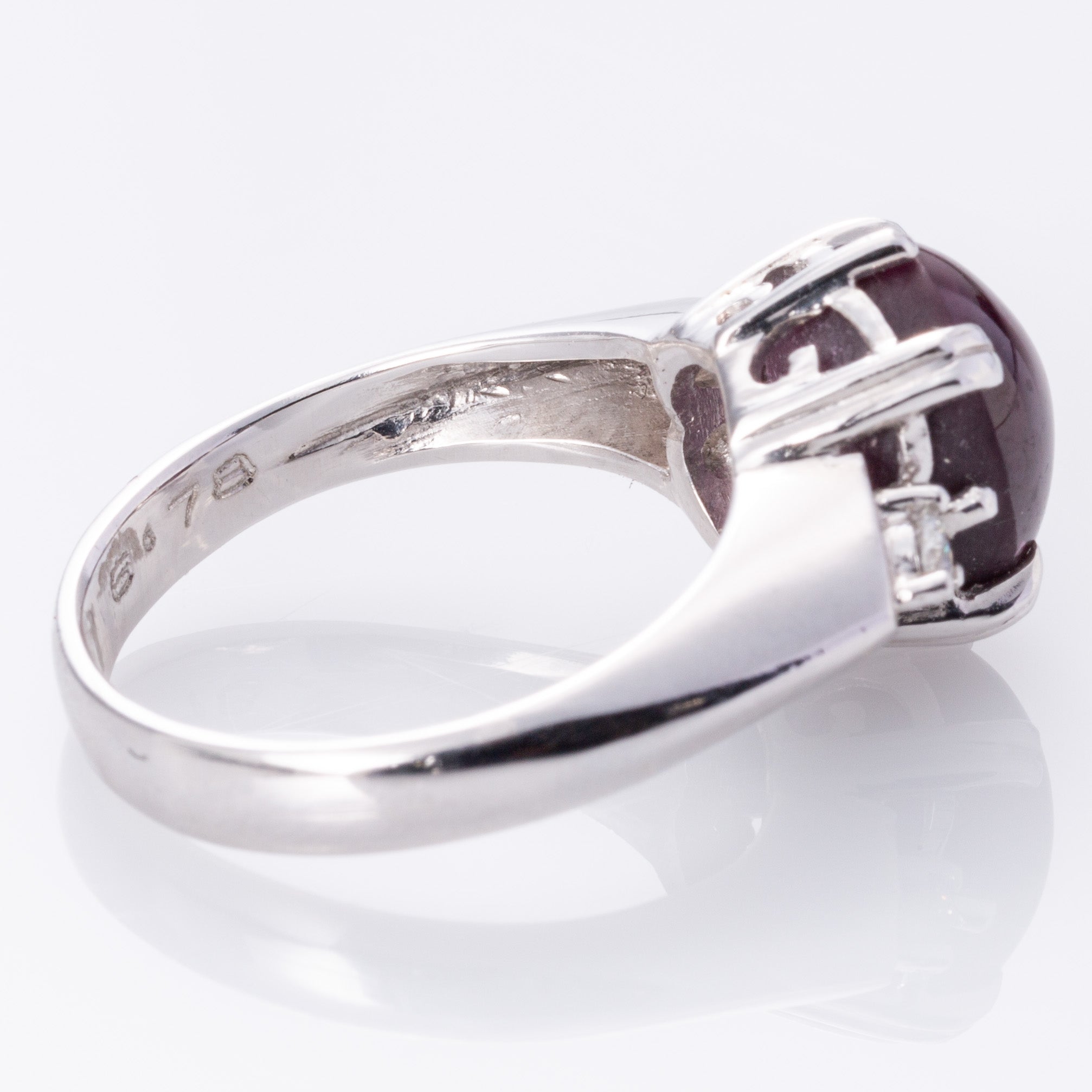 Bague cocktail en platine, rubis étoilé et diamants | 6,78 ct, 0,12 ct au total | Taille 6,5 | 