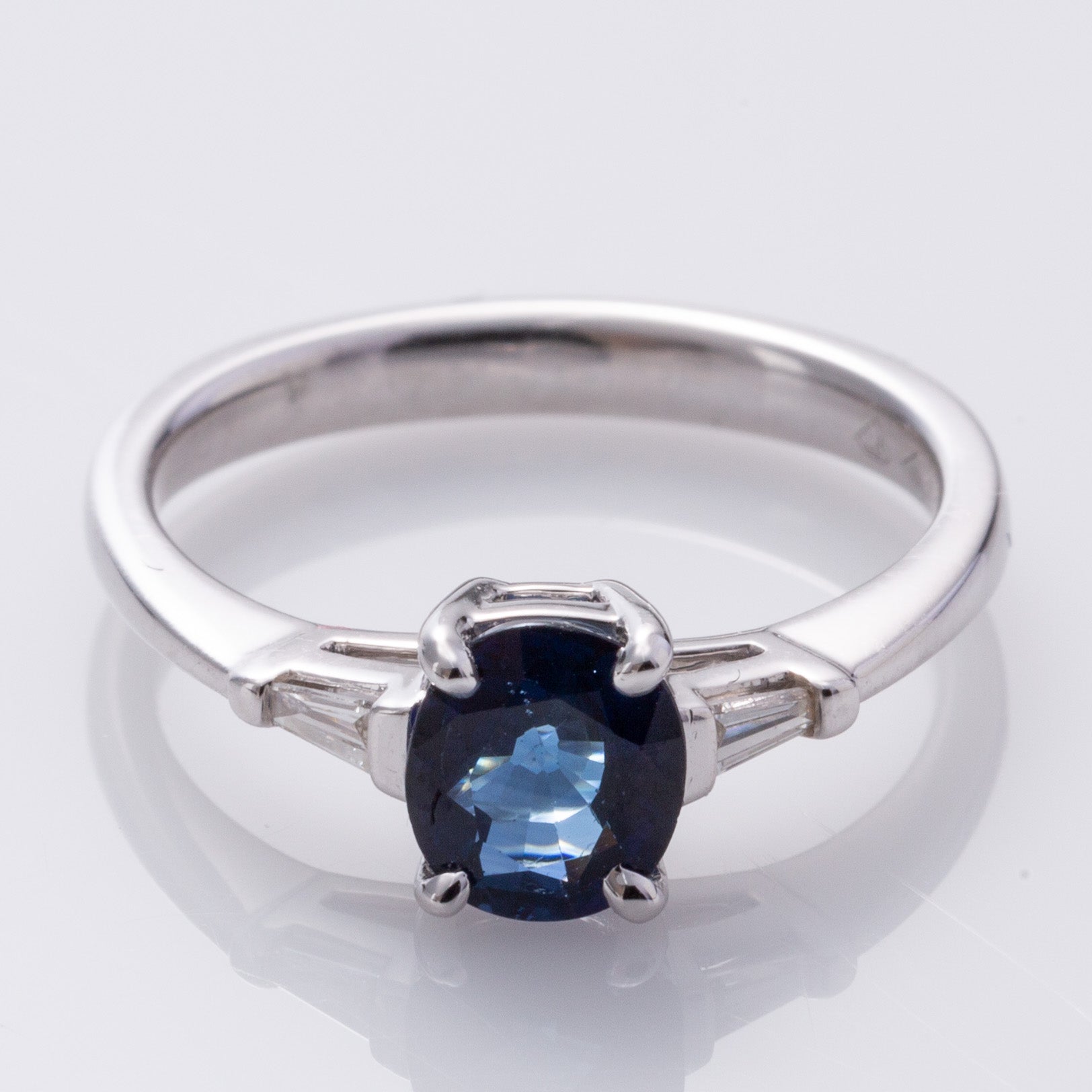 Bague en or blanc 18 carats, saphir bleu et diamants | 1,35 ct, 0,10 ct au total | Taille 6,5 | 