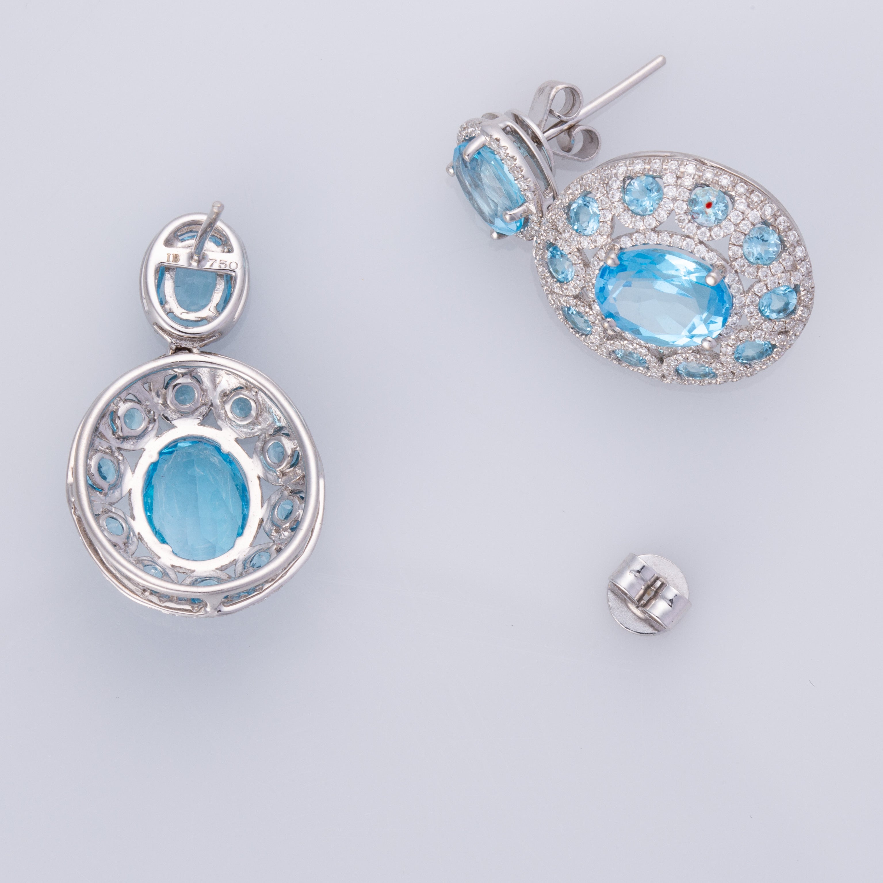 Boucles d'oreilles en or blanc 18 carats, topaze bleue et diamants | 9,32 ct au total, 1,00 ct au total 