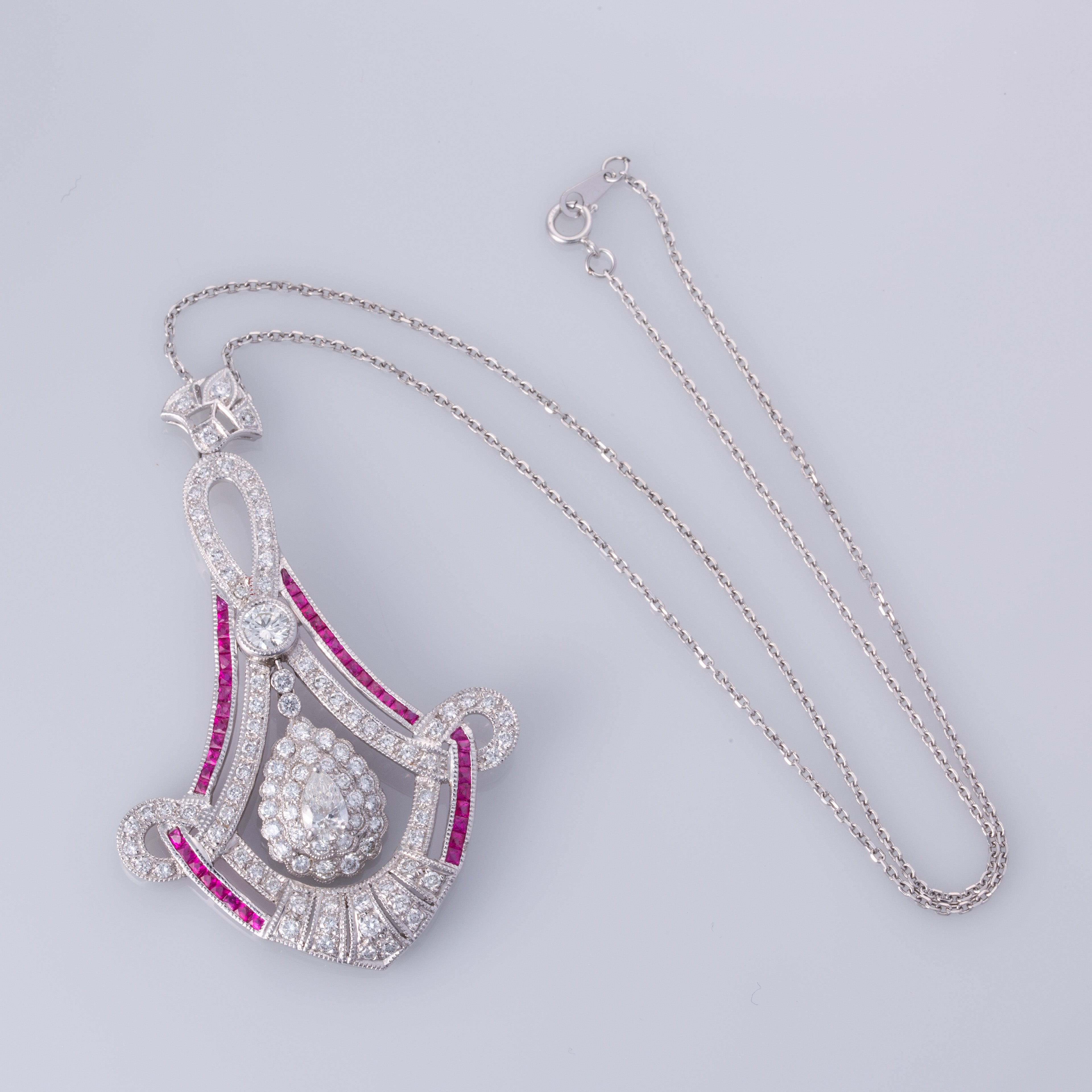 Collier en platine, rubis et diamants | 1,00 ct, 3,55 ct | 40,6 cm (16 po)