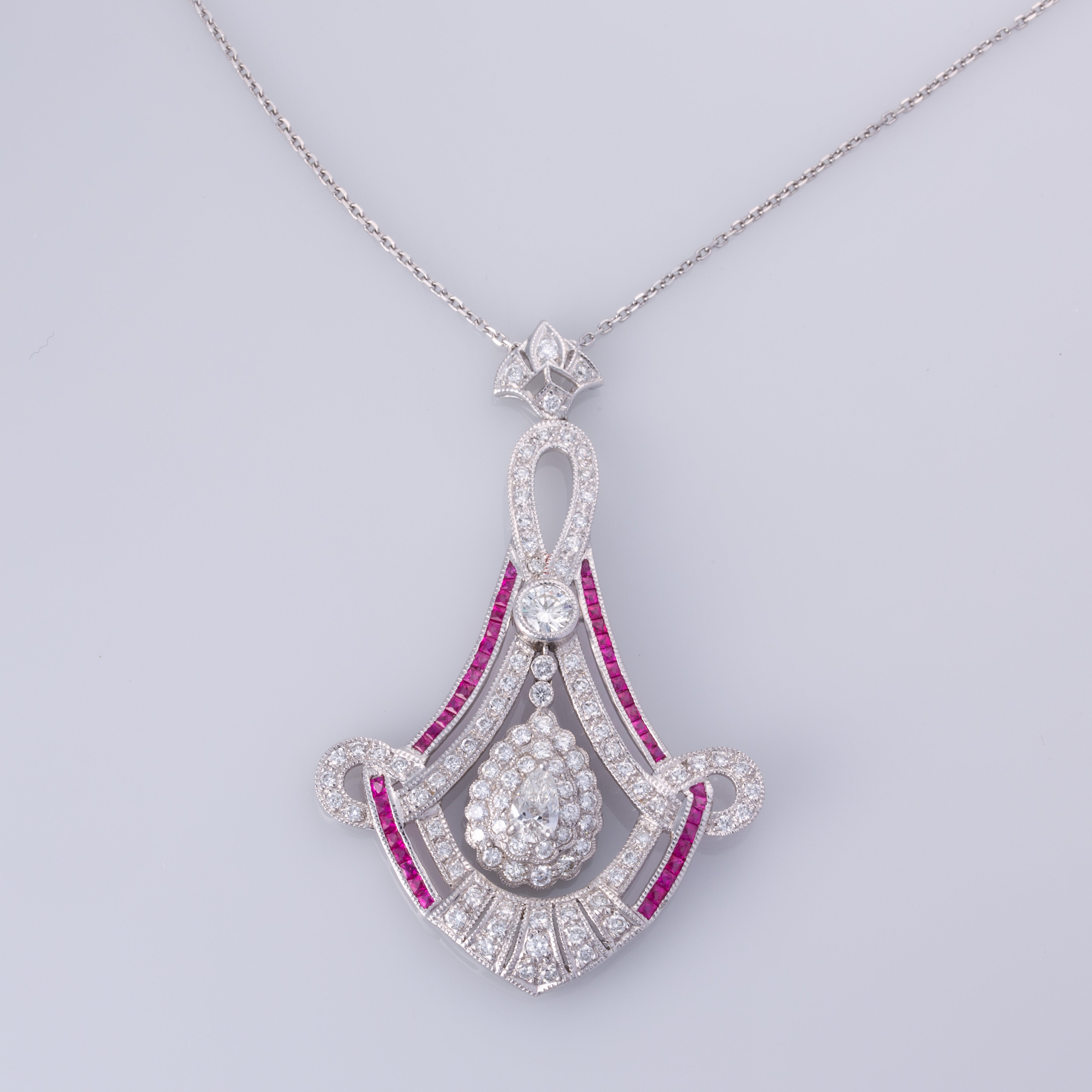 Collier en platine, rubis et diamants | 1,00 ct, 3,55 ct | 40,6 cm (16 po)