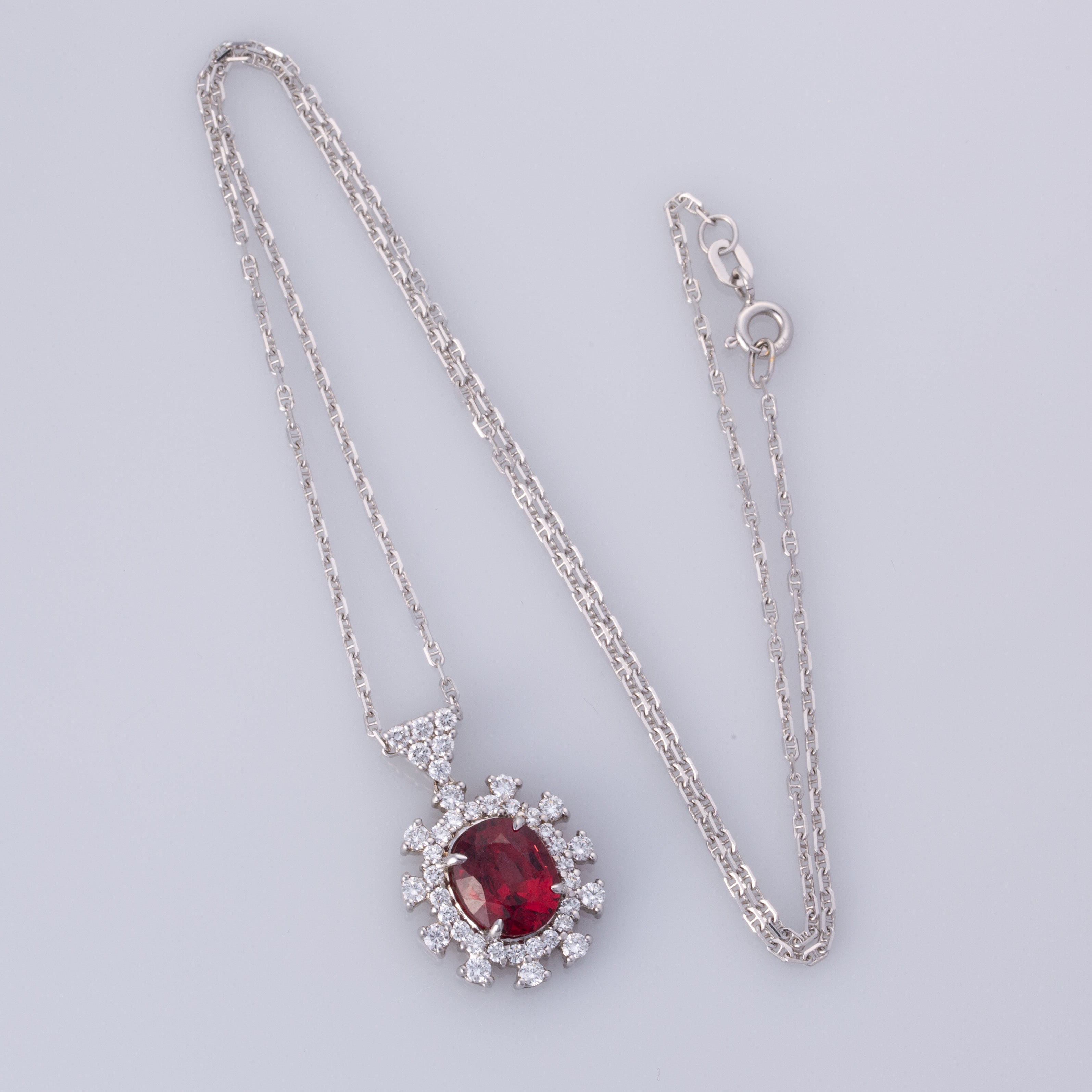 Collier en or blanc 18 carats, grenat et diamants | 3,61 ct, 0,90 ct au total | 45,7 cm (18 po)