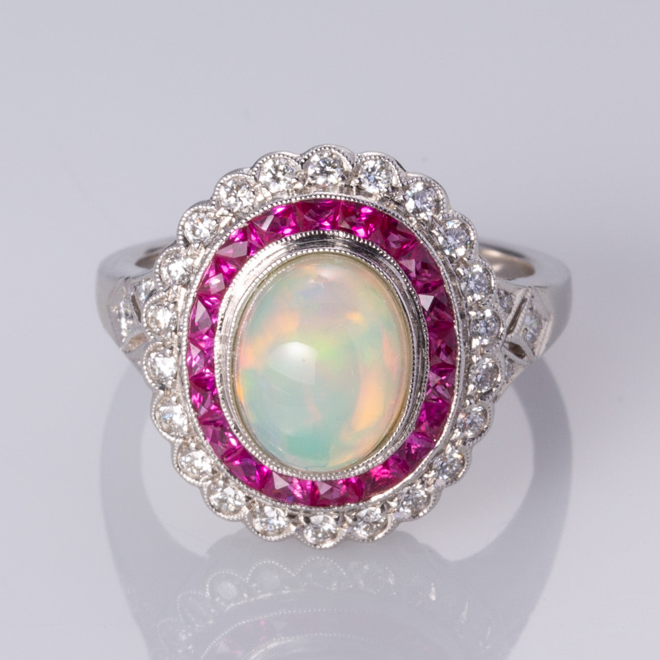 Bague en or blanc 18 carats, opale blanche, rubis et diamants | 1,80 ct, 1,0 ct au total, 0,34 ct au total | Taille 6,5 | 