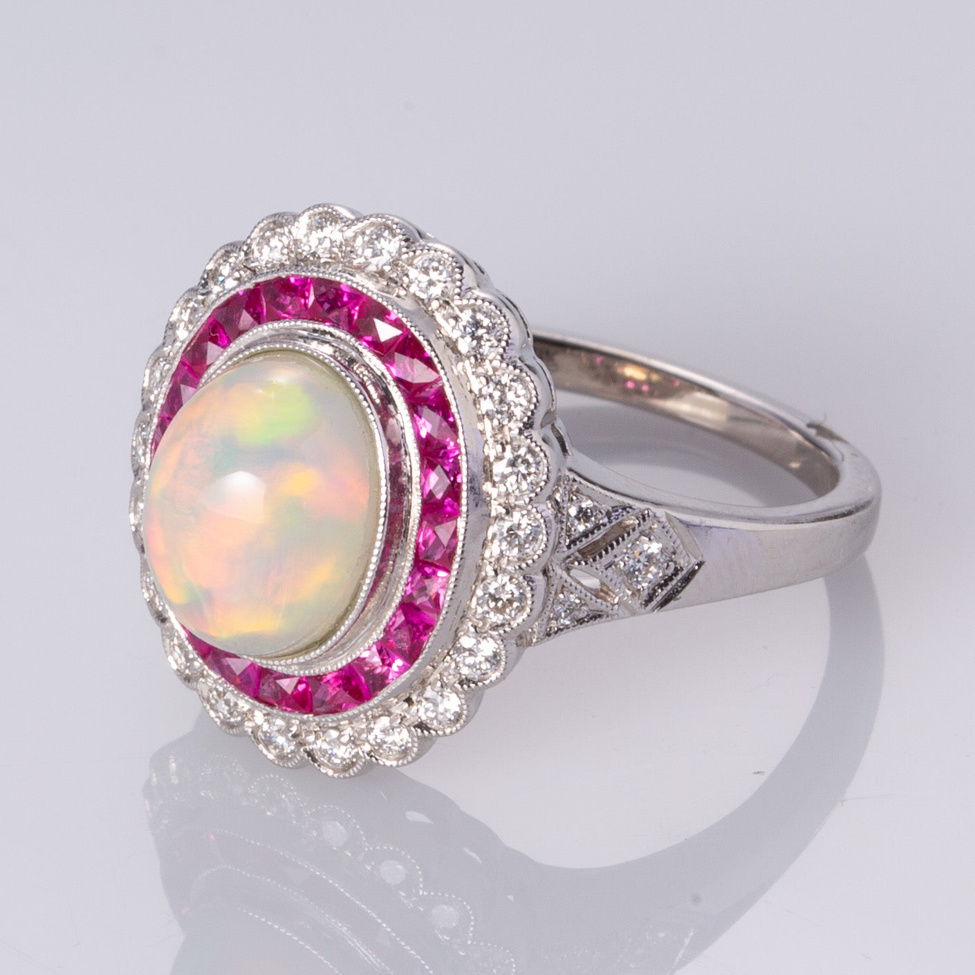 Bague en or blanc 18 carats, opale blanche, rubis et diamants | 1,80 ct, 1,0 ct au total, 0,34 ct au total | Taille 6,5 | 