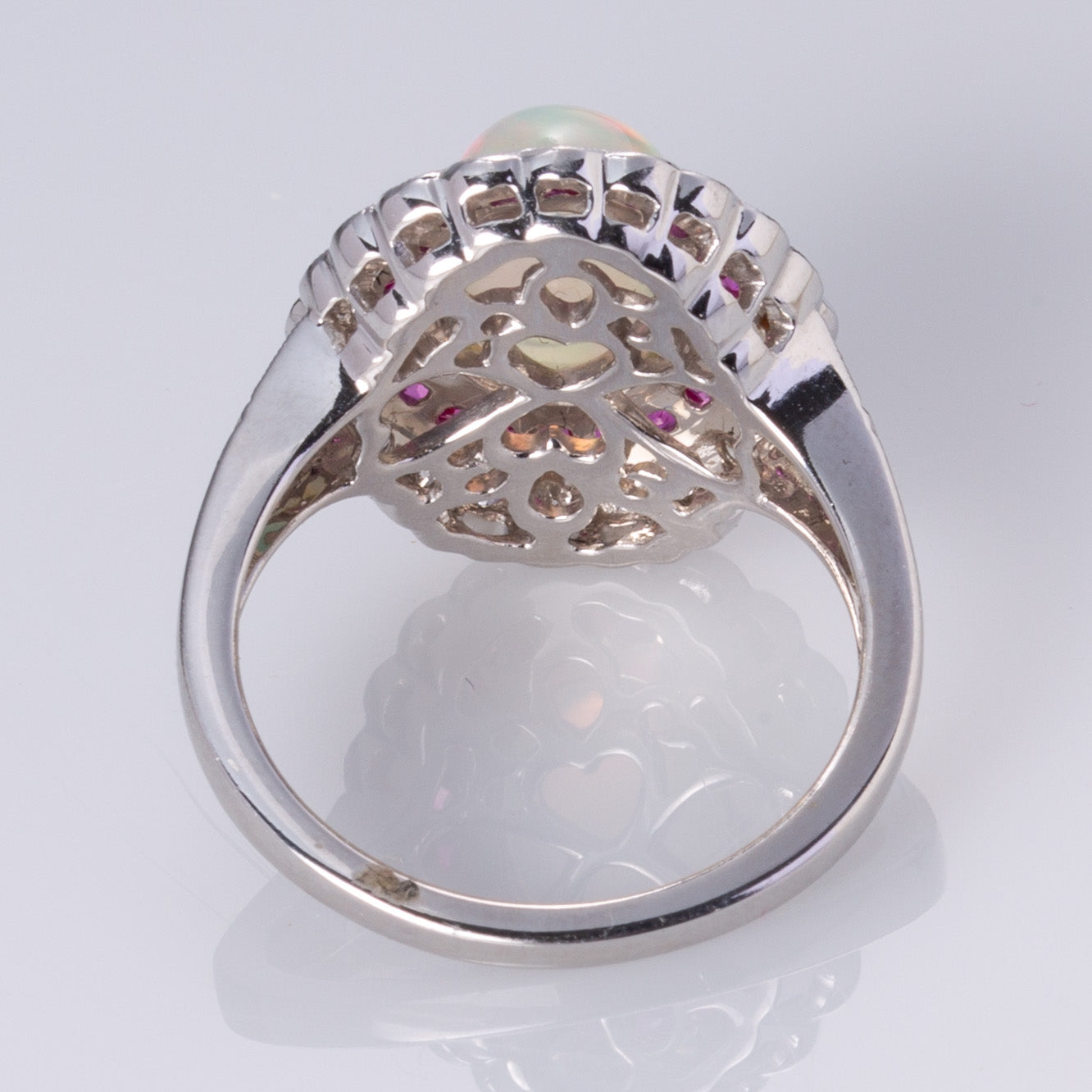 Bague en or blanc 18 carats, opale blanche, rubis et diamants | 1,80 ct, 1,0 ct au total, 0,34 ct au total | Taille 6,5 | 