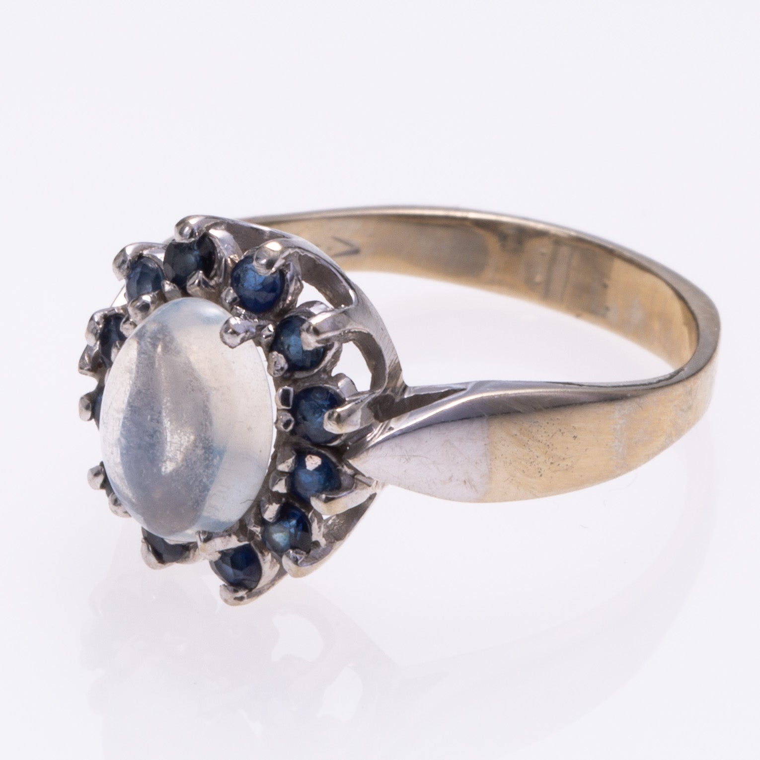Bague en or blanc 14 carats, pierre de lune et saphir | 1,17 ct, 0,35 ct au total | Taille 6,25 