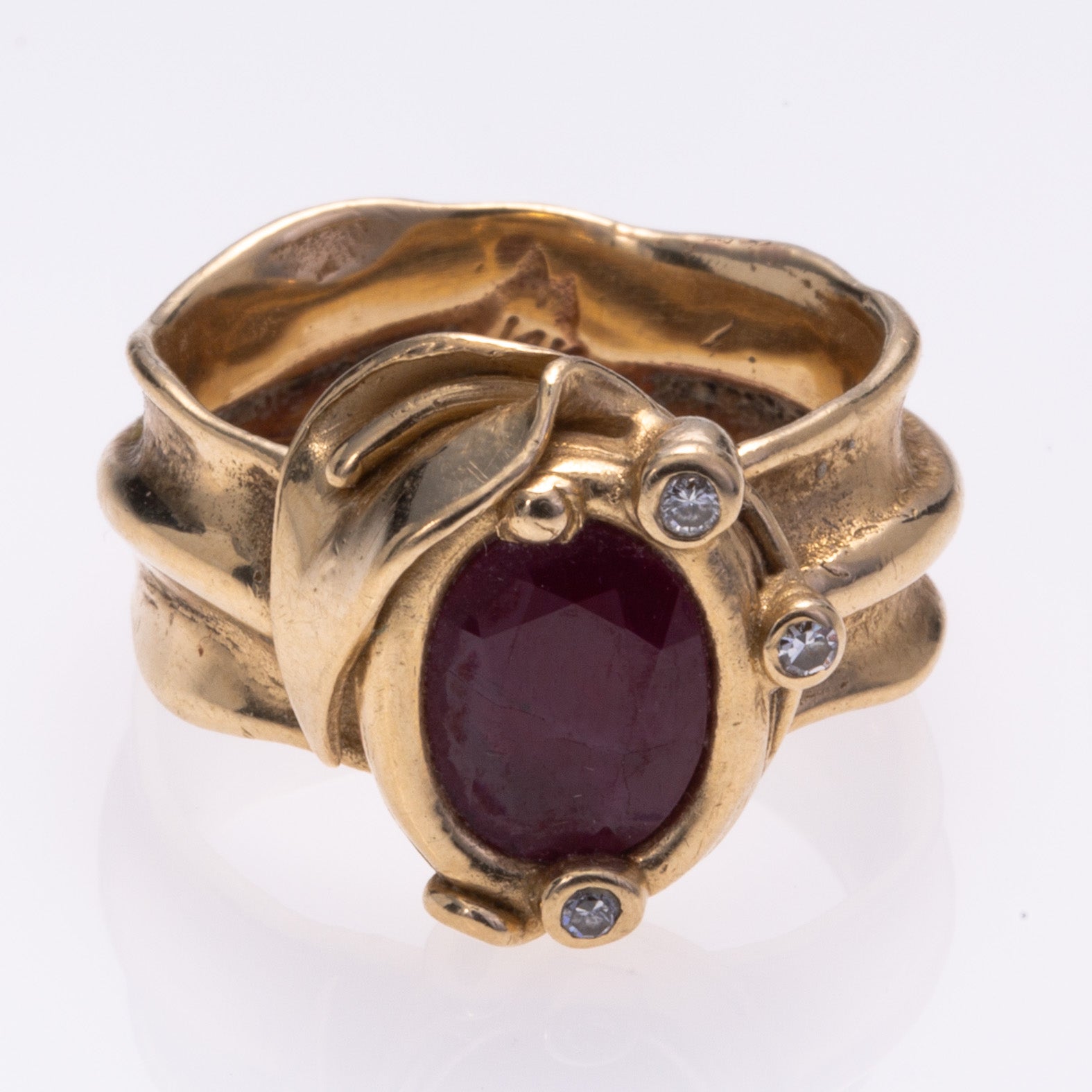 Bague en or jaune 14 carats sertie de rubis et de diamants | 2,07 ct, 0,06 ct au total | Taille 5,5 