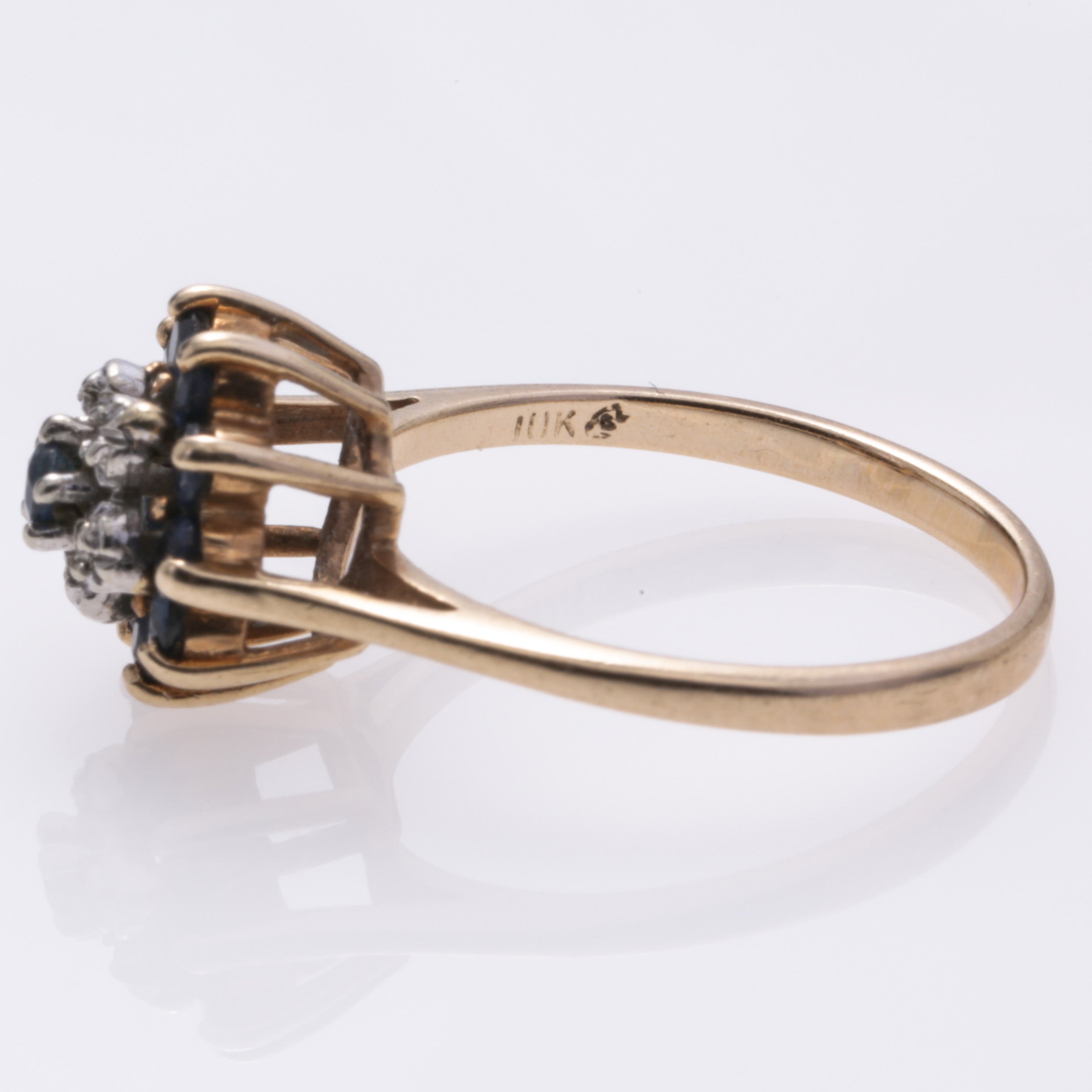 Bague en or jaune 10 carats, saphirs et diamants | 0,12 ct au total, 0,025 ct au total | Taille 6,5 