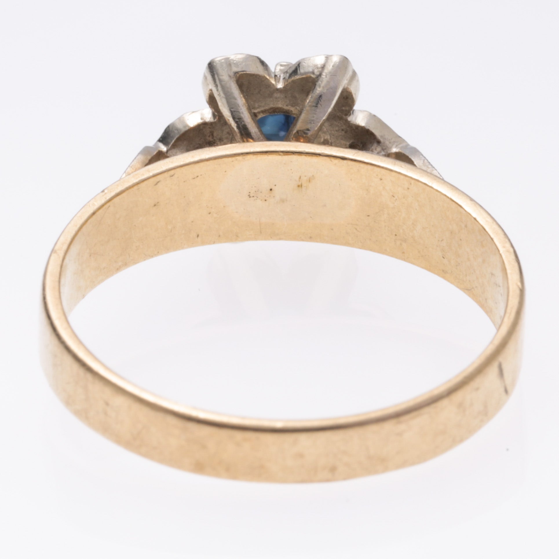 Bague en or jaune 9 carats, saphir et diamants | 0,28 ct, 0,03 ct au total | Taille 8,25 