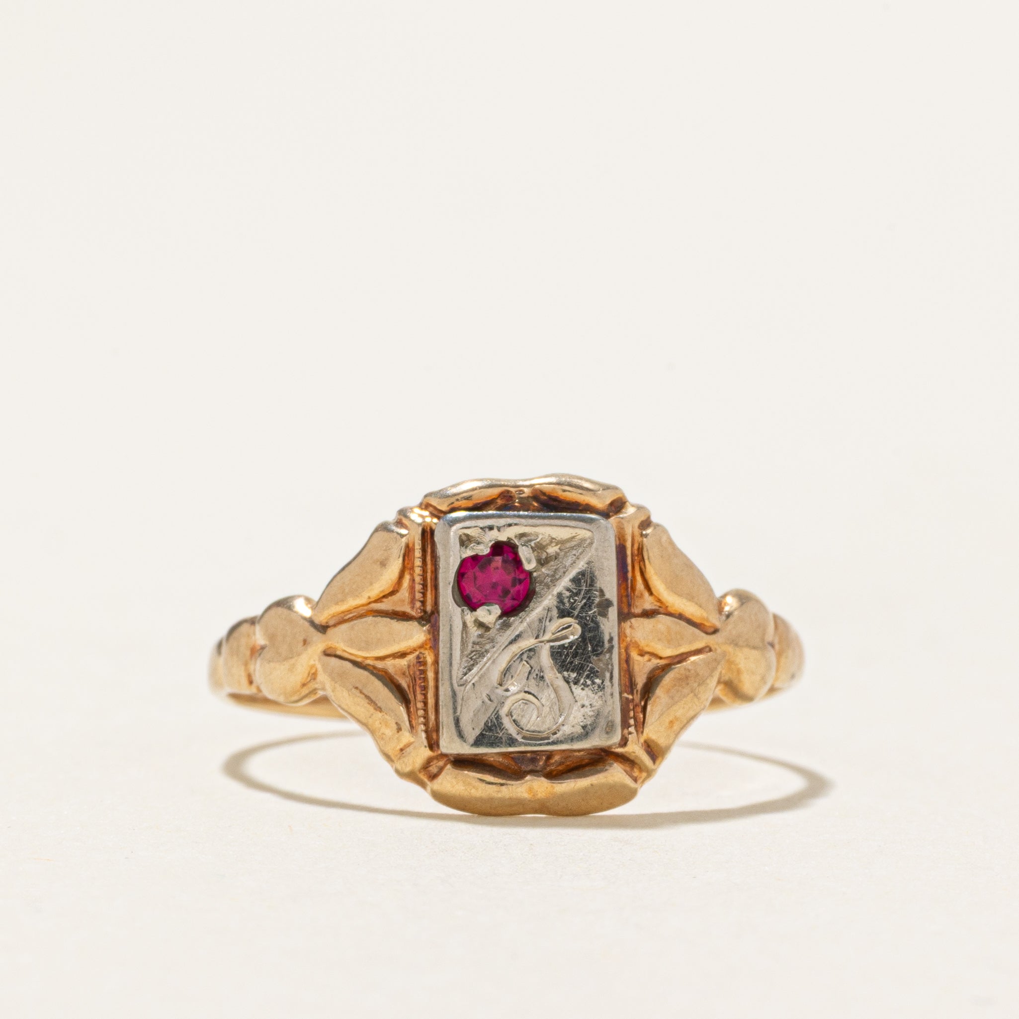 Bague chevalière initiale « J » en rubis synthétique | Taille 6,75