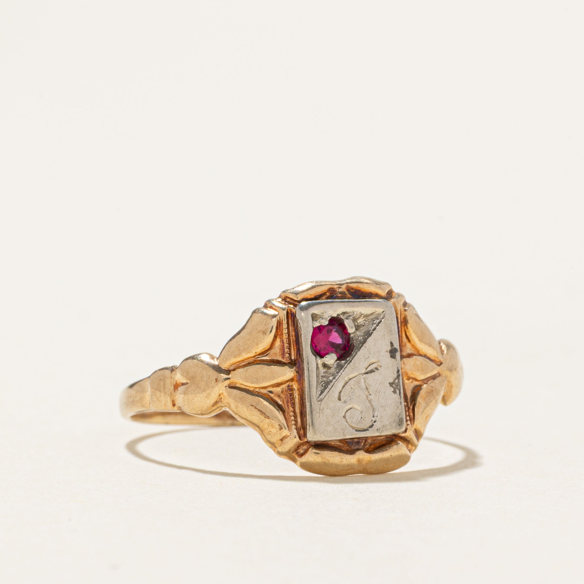 Bague chevalière initiale « J » en rubis synthétique | Taille 6,75