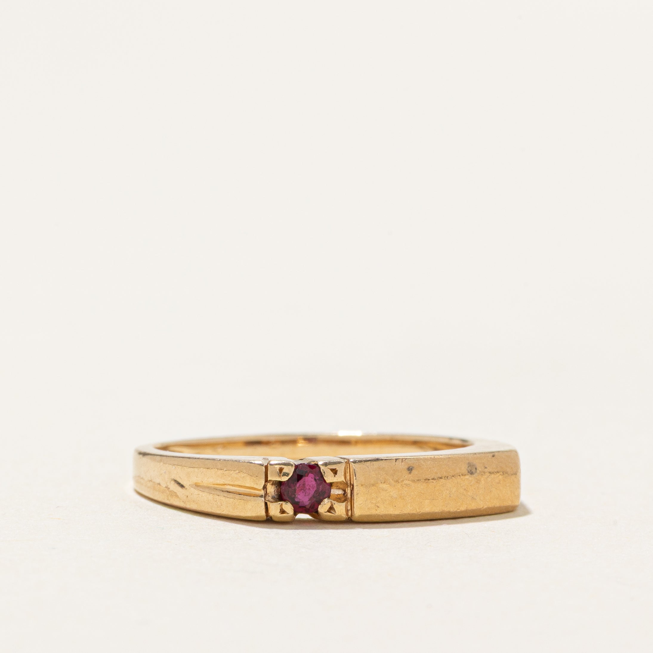 Bague biseautée ornée d'un rubis unique | Taille 6,5