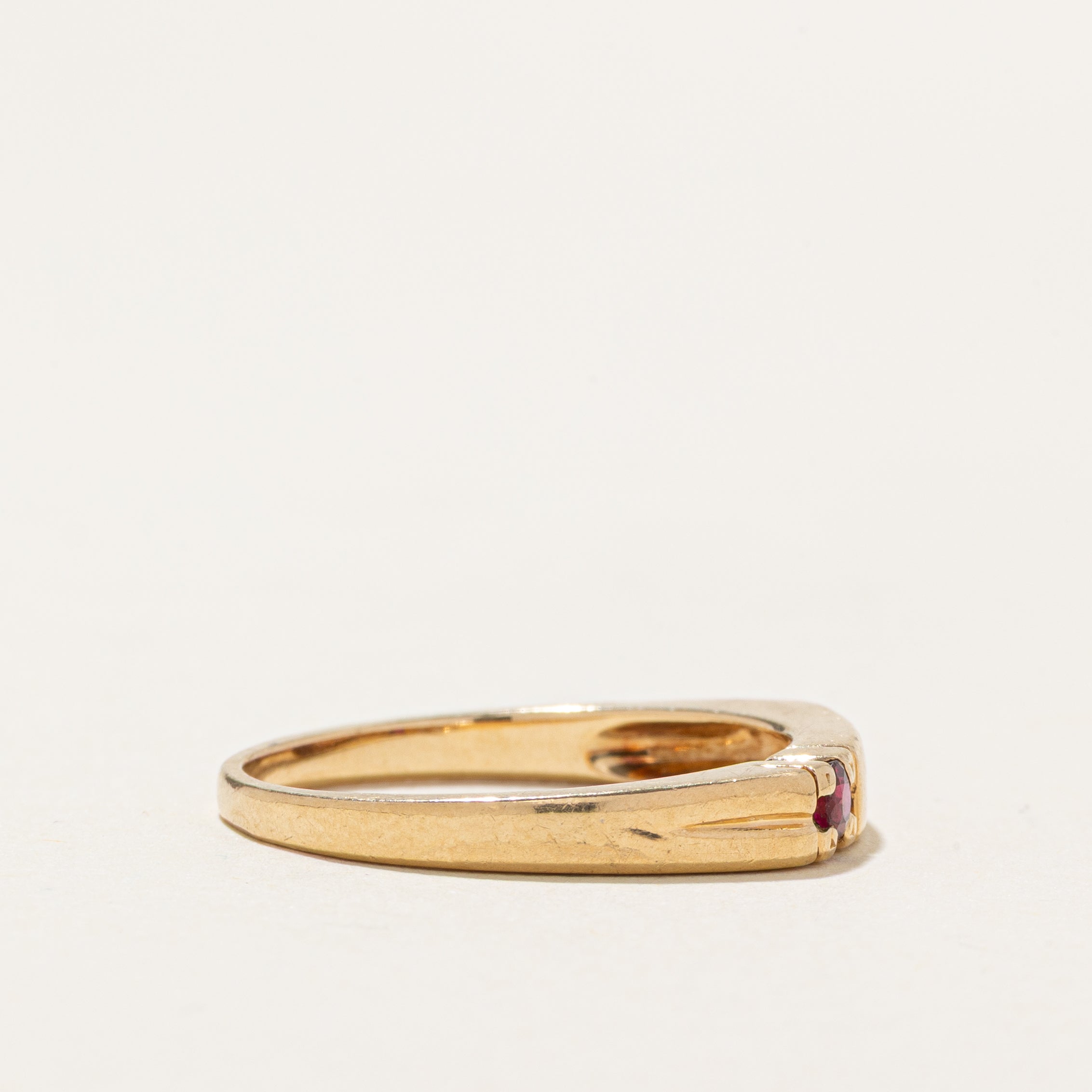 Bague biseautée ornée d'un rubis unique | Taille 6,5