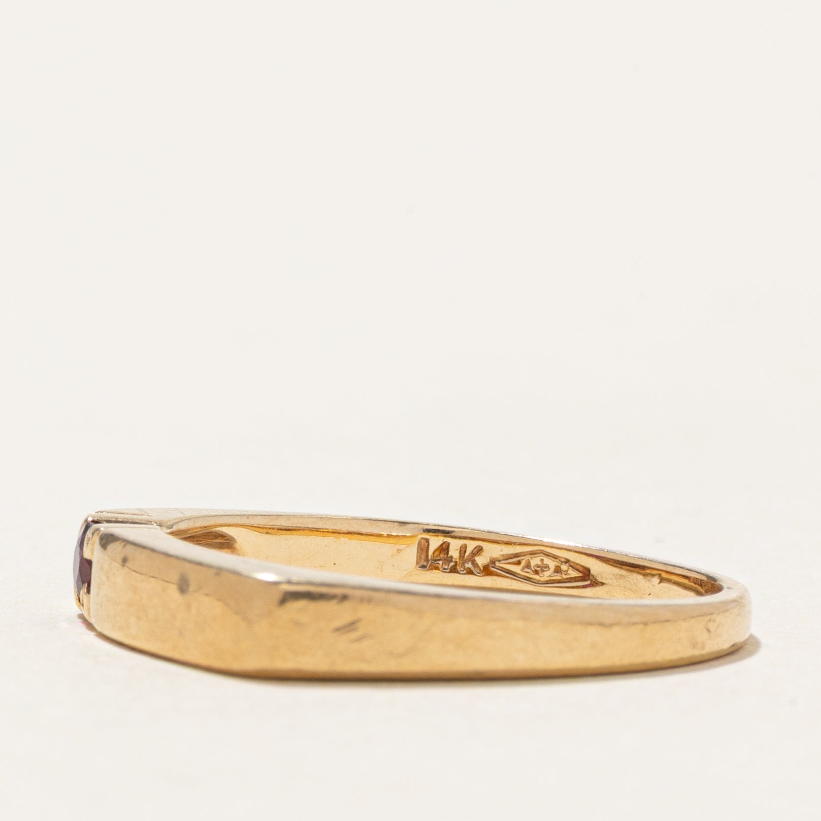 Bague biseautée ornée d'un rubis unique | Taille 6,5
