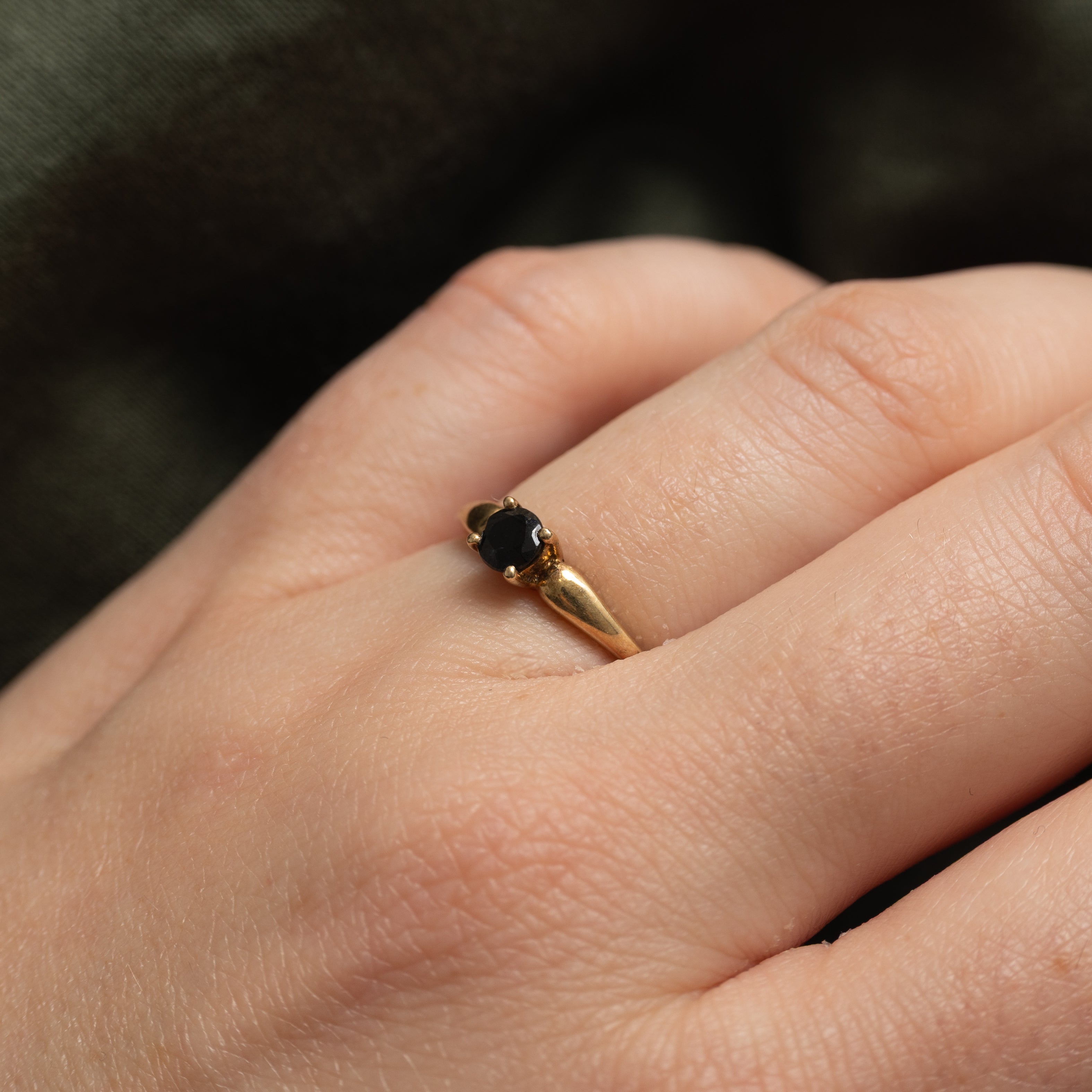 18k Solitaire Sapphire Tapered Ring | SZ 6