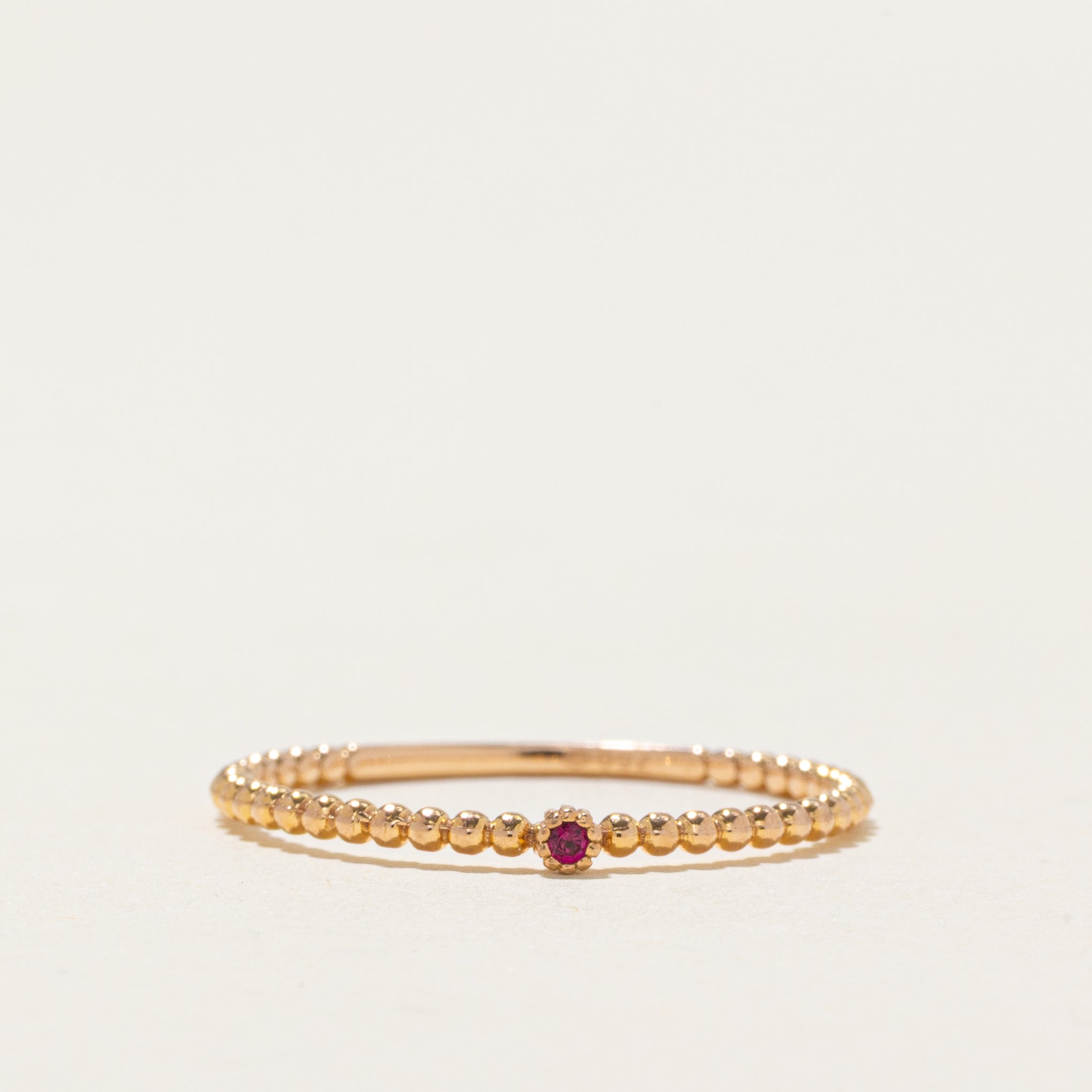 Bague en or 18 carats ornée de rubis synthétiques | Taille 7,25