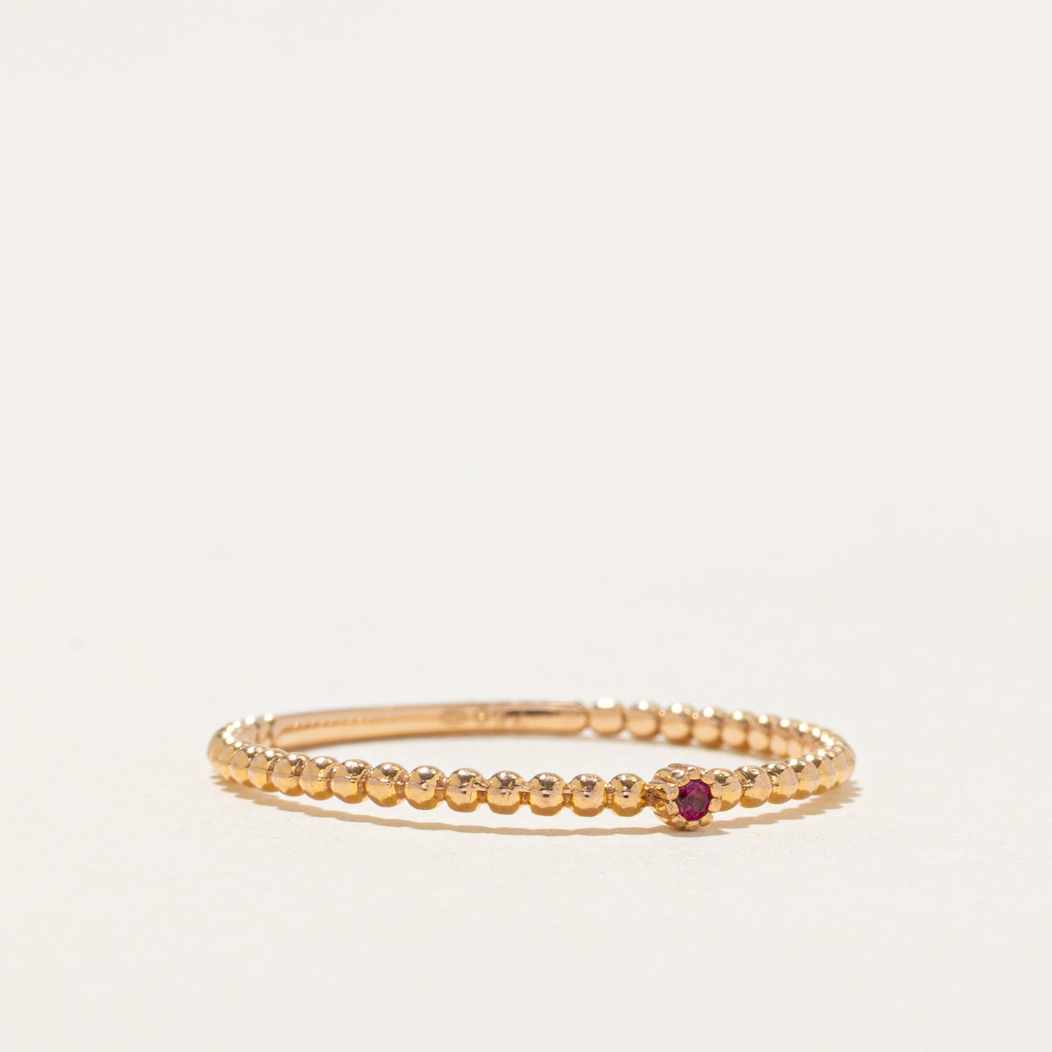 Bague en or 18 carats ornée de rubis synthétiques | Taille 7,25