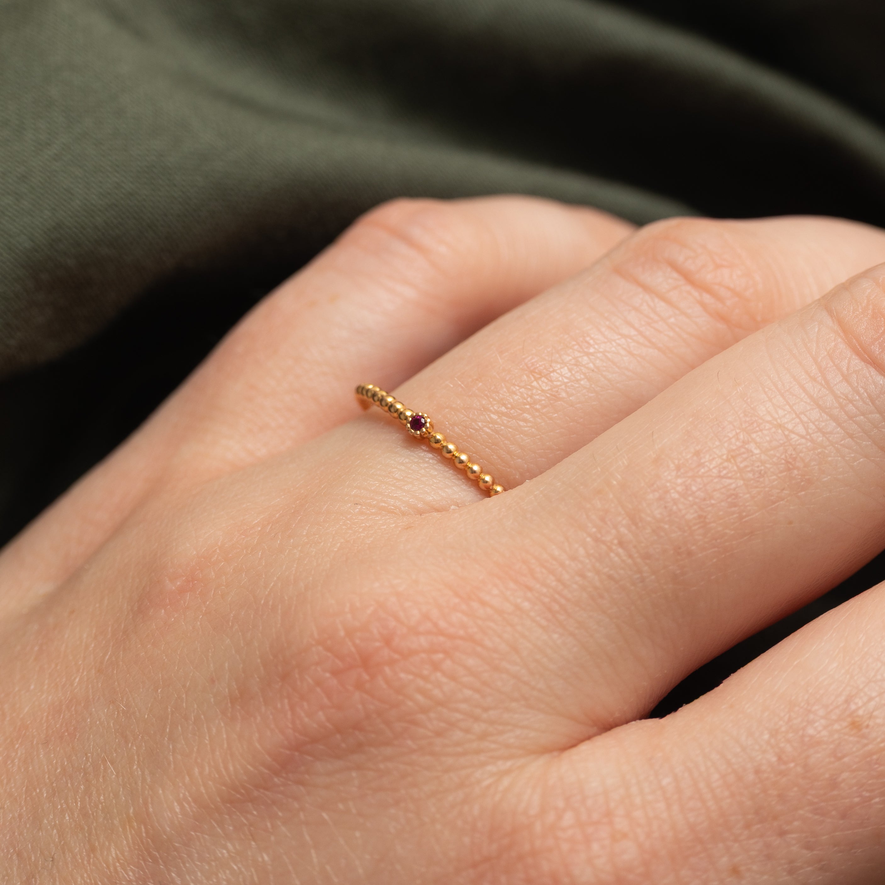 Bague en or 18 carats ornée de rubis synthétiques | Taille 7,25
