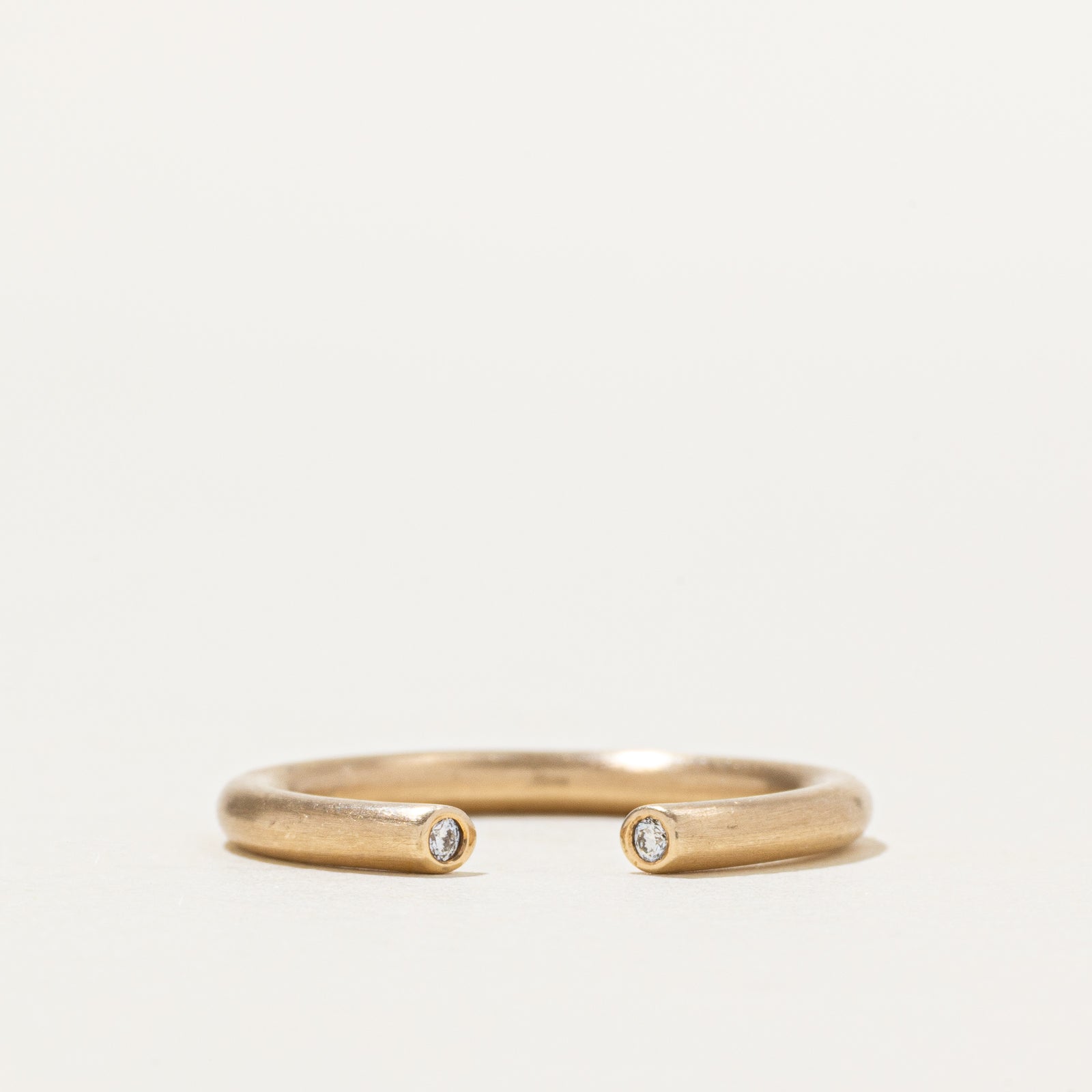 Alliance en or 14 carats avec diamants, finition mate | 2,1 mm | Taille 6,25