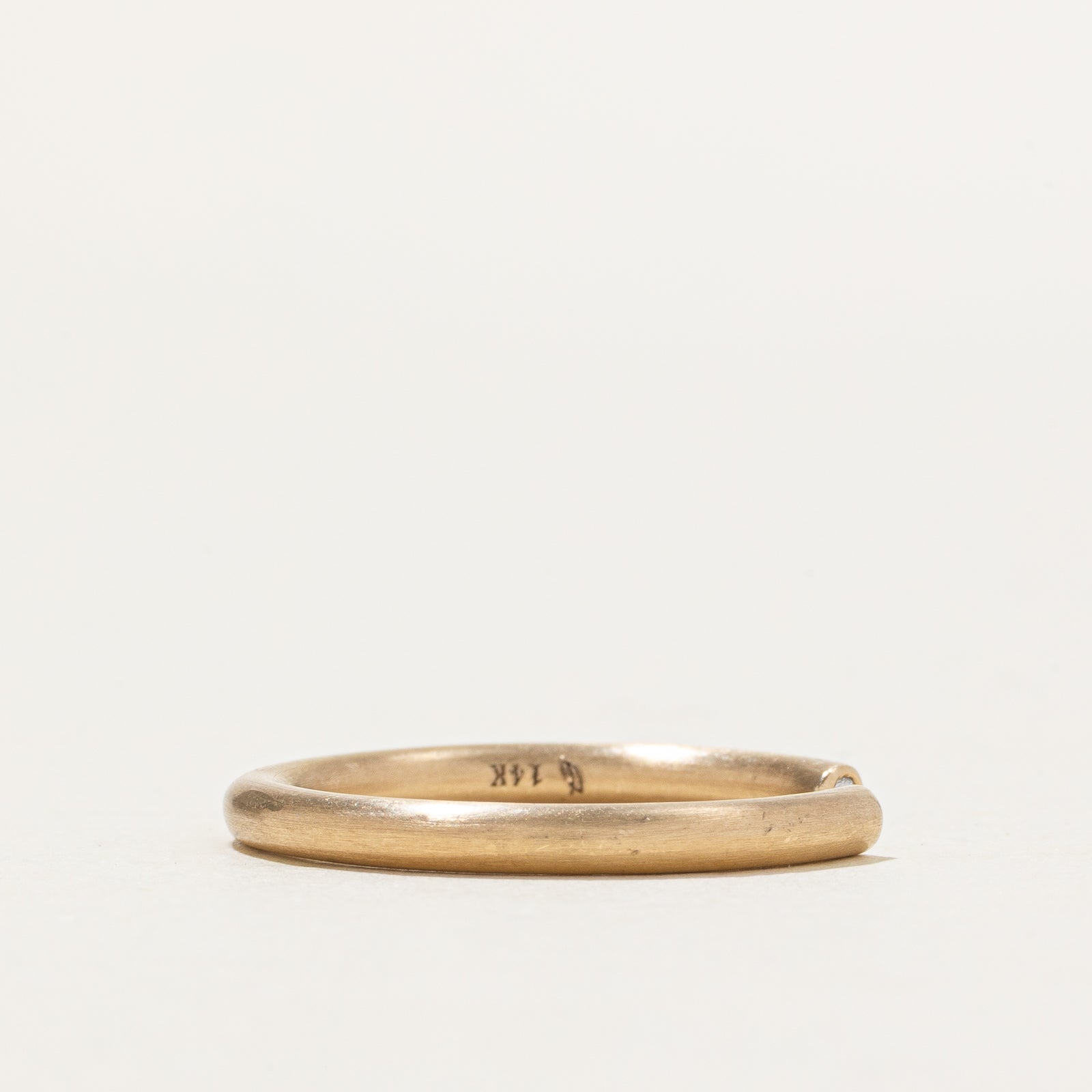 Alliance en or 14 carats avec diamants, finition mate | 2,1 mm | Taille 6,25