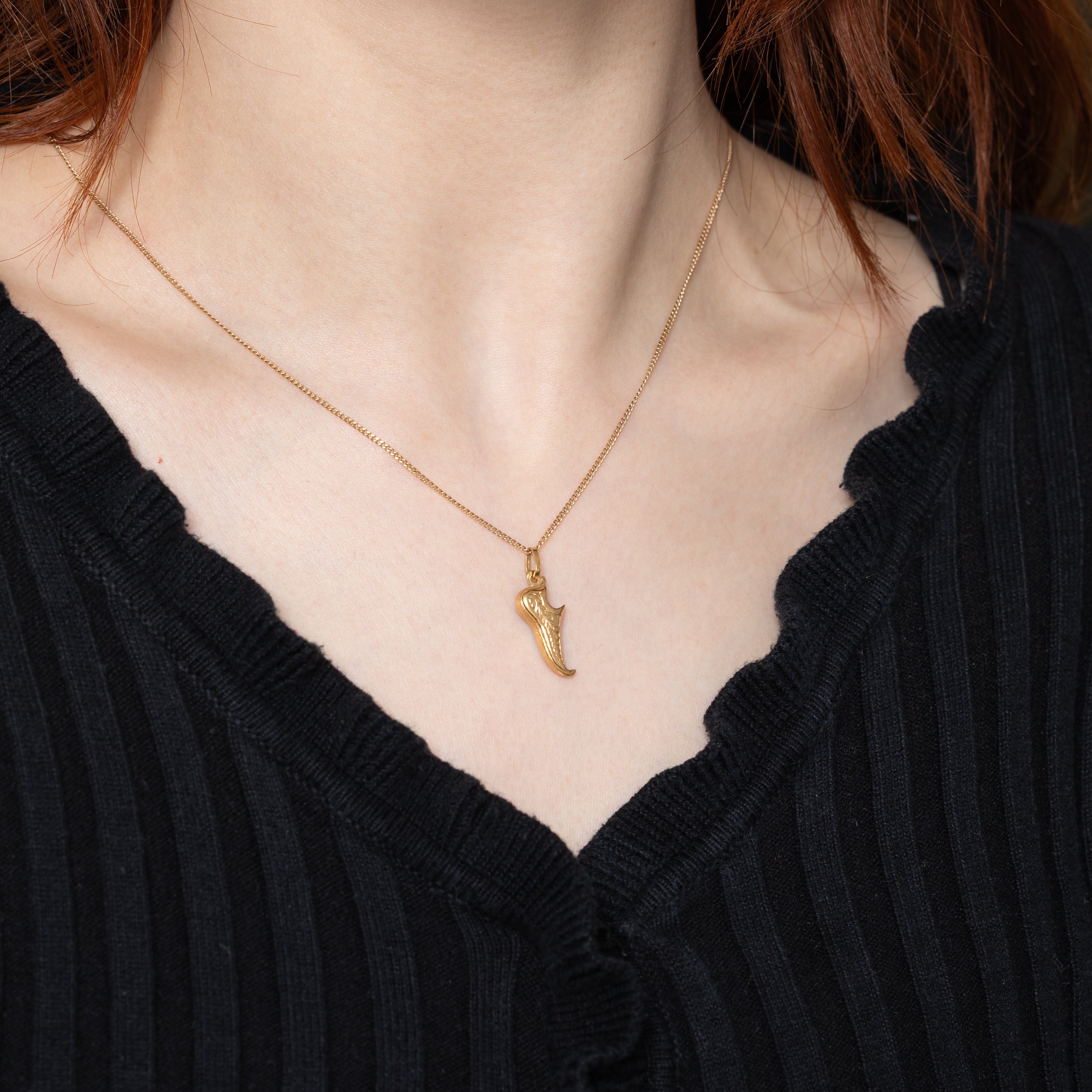 18k Textured Poulaine Shoe Charm