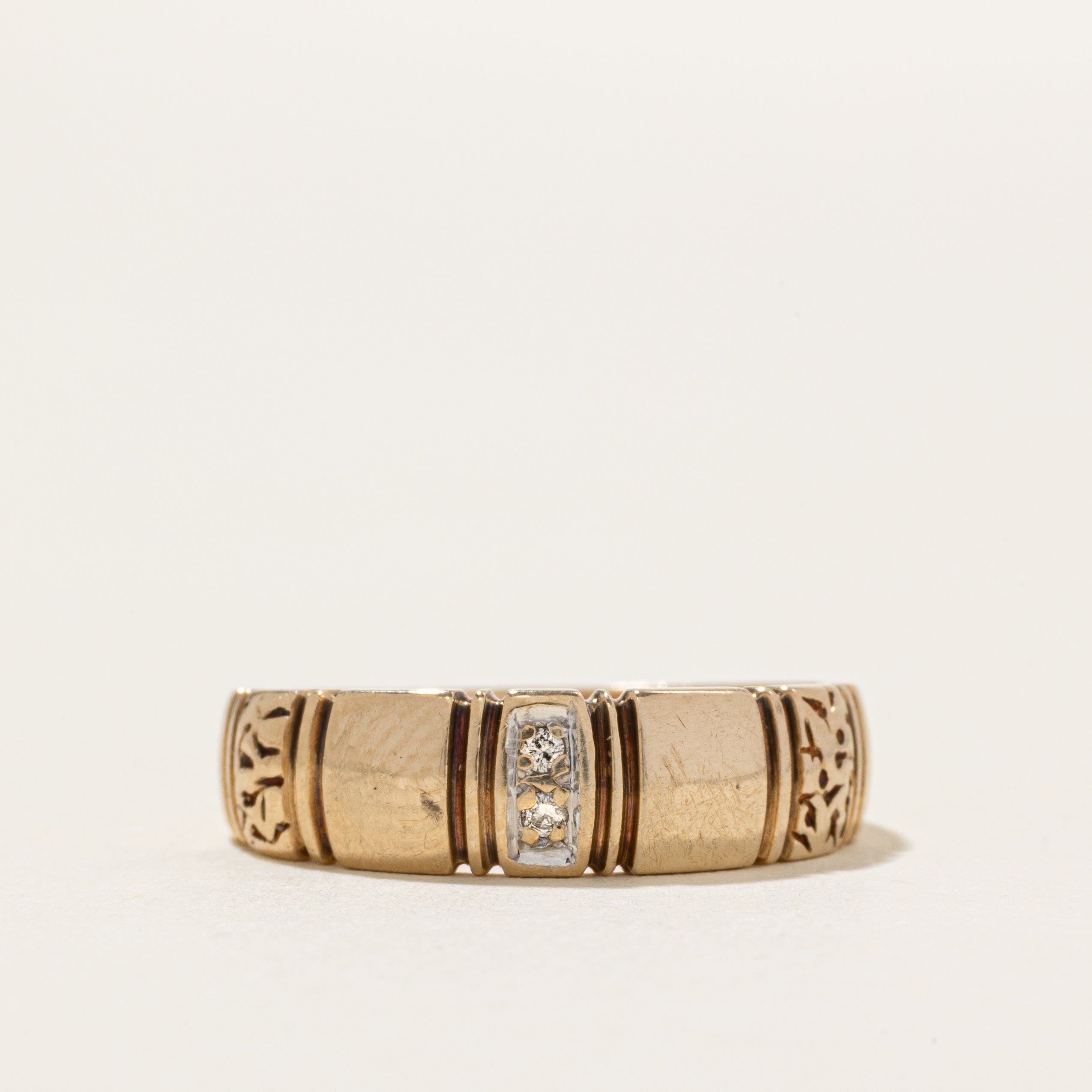 Bague en or 10 carats sertie de diamants et gravée en forme de colonne | Taille 6