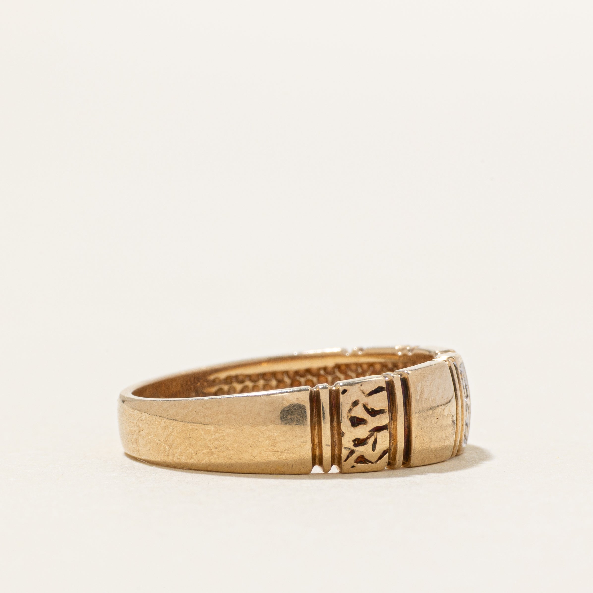 Bague en or 10 carats sertie de diamants et gravée en forme de colonne | Taille 6