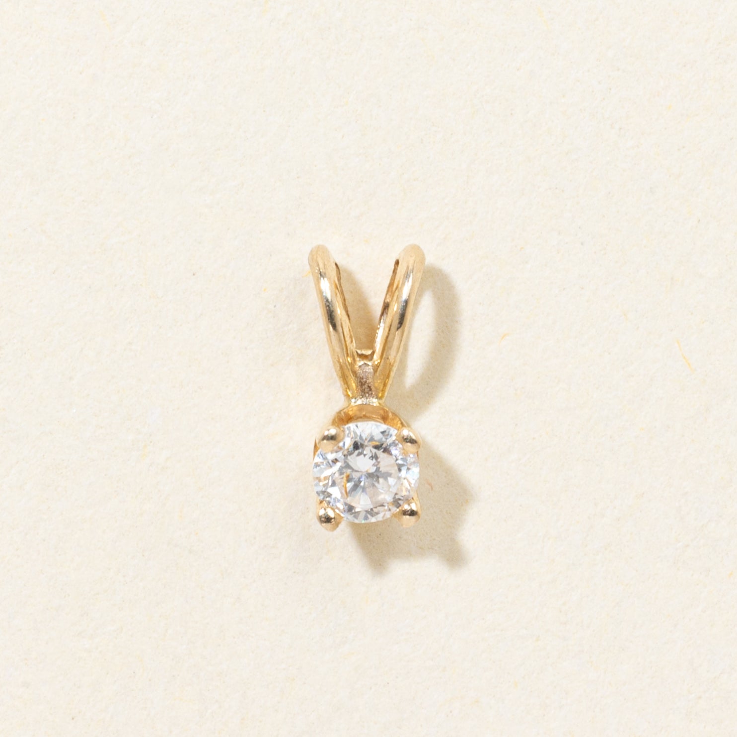 Pendentif en or jaune 14 carats serti de diamants