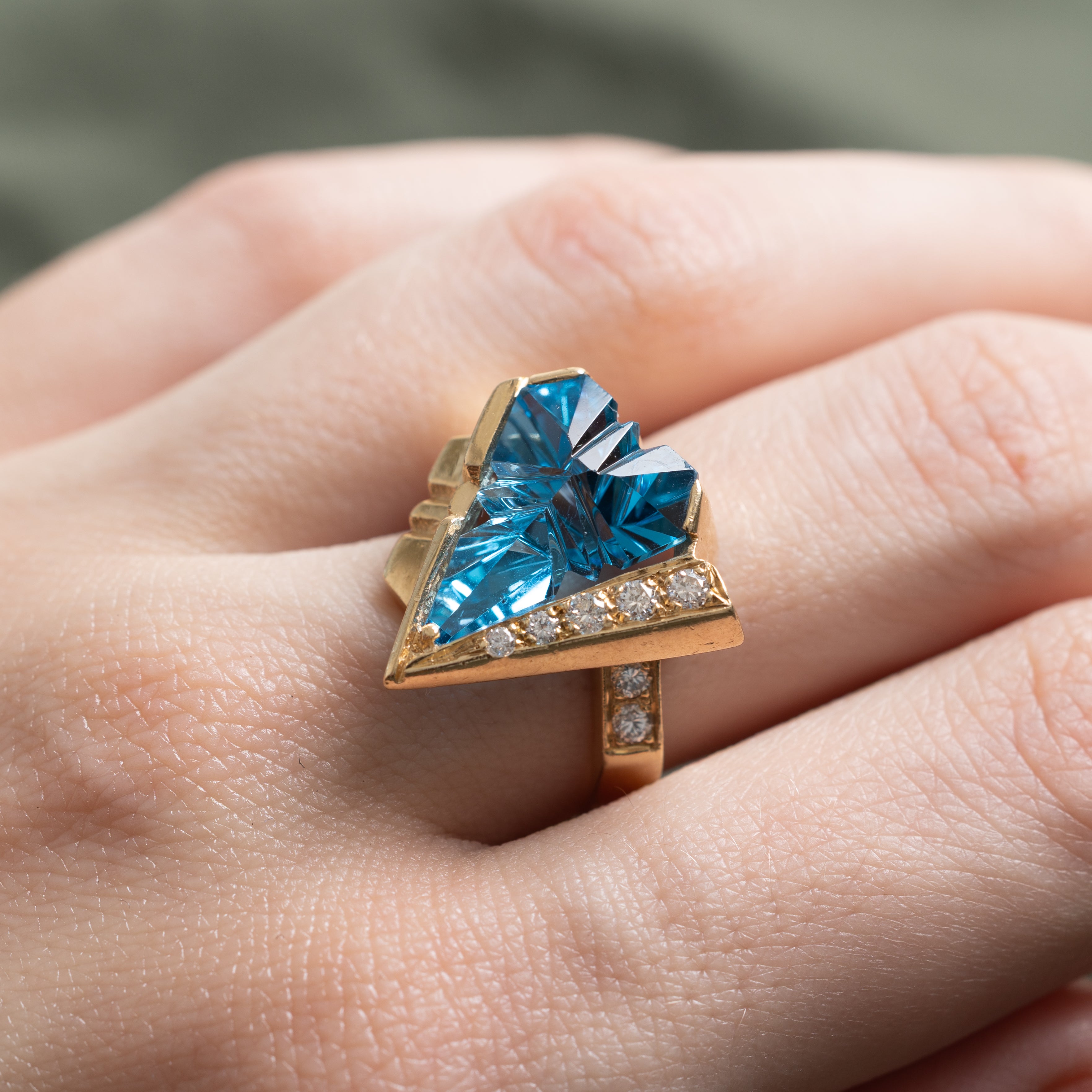 Bague cocktail en topaze bleue et diamants | 6,30 ct, 0,15 ct au total | Taille 7