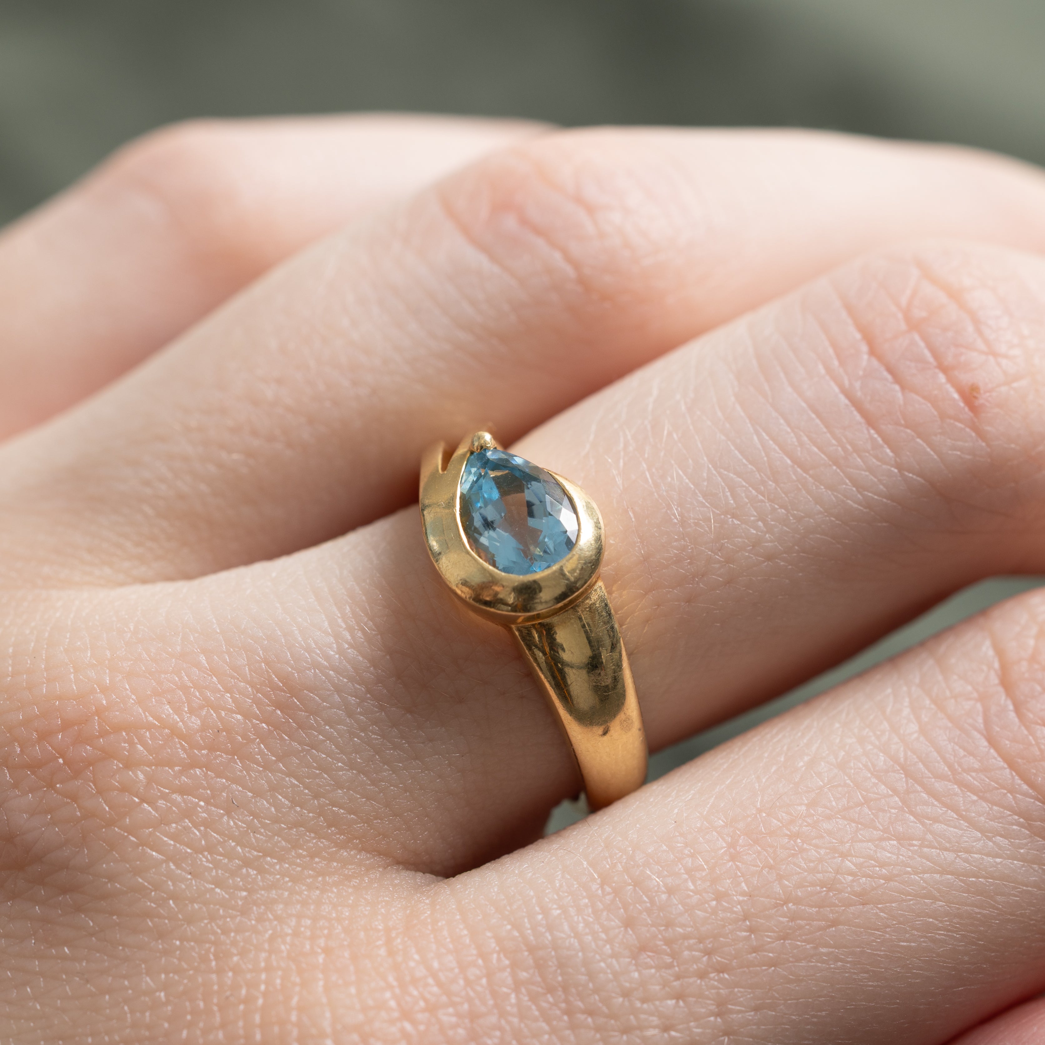 18k East West Semi Bezel Set Aquamarine Ring | 0.80ct | SZ 6.25