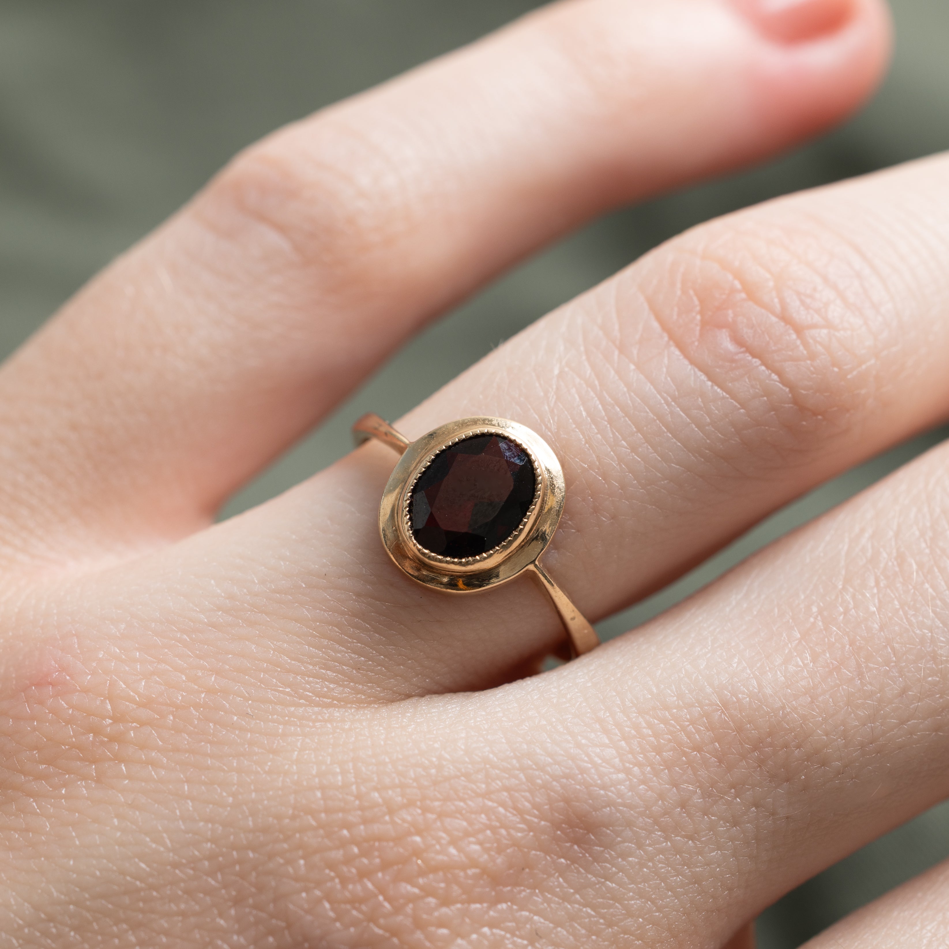 Bague en grenat serti clos Birmingham 1976 | 0,90 ct | Taille 6