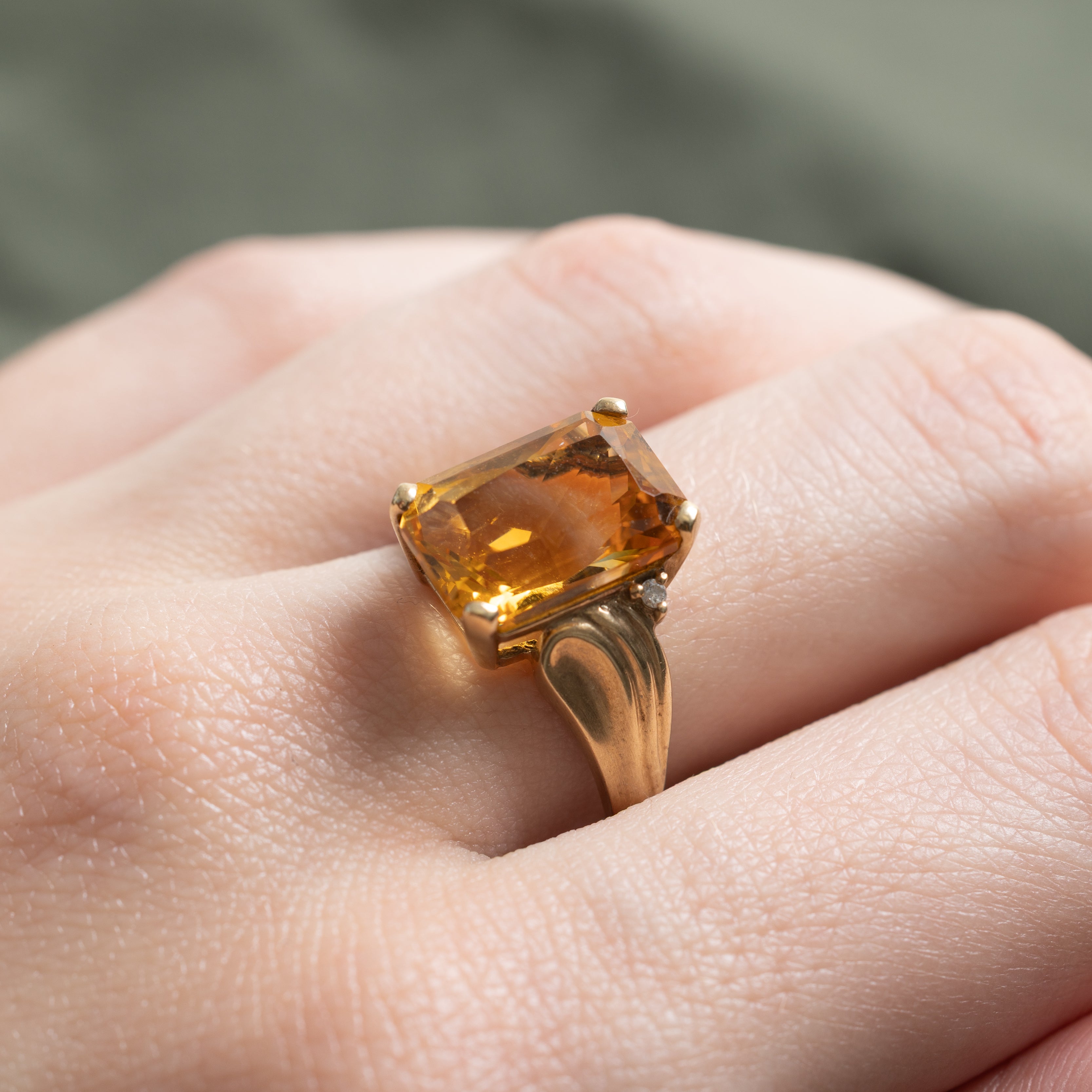 Bague cocktail rainurée en citrine taille radiant et diamants | 5,60 ct, 0,01 ct | Taille 7