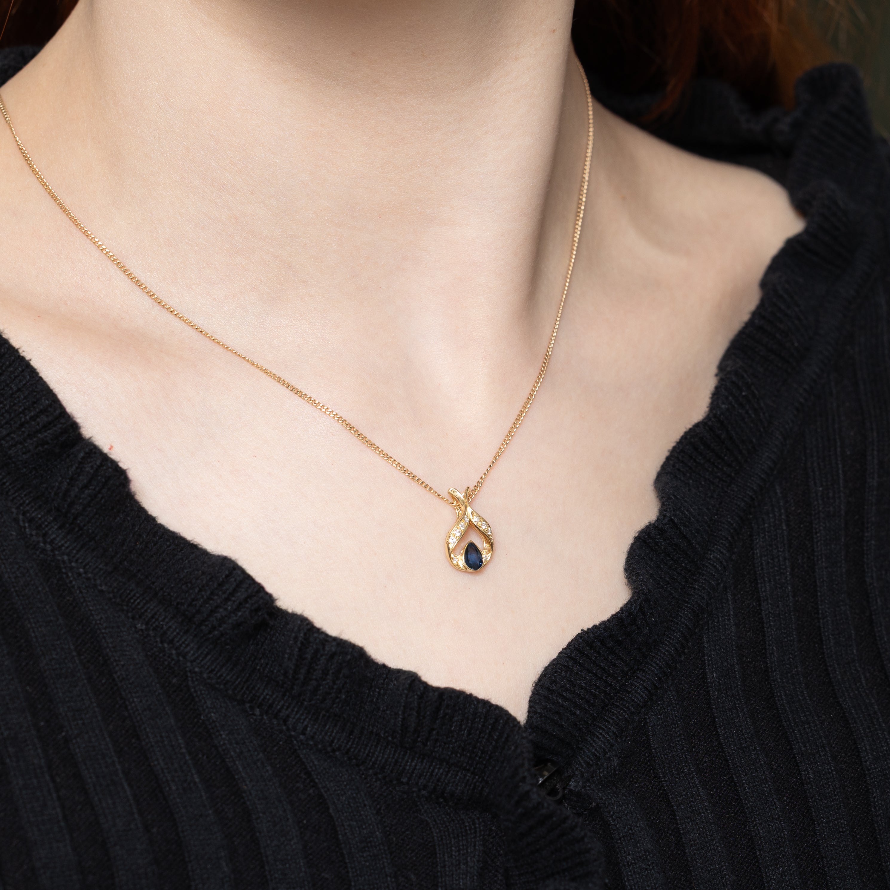 Pendentif ruban en saphir taille poire 14 carats et diamants