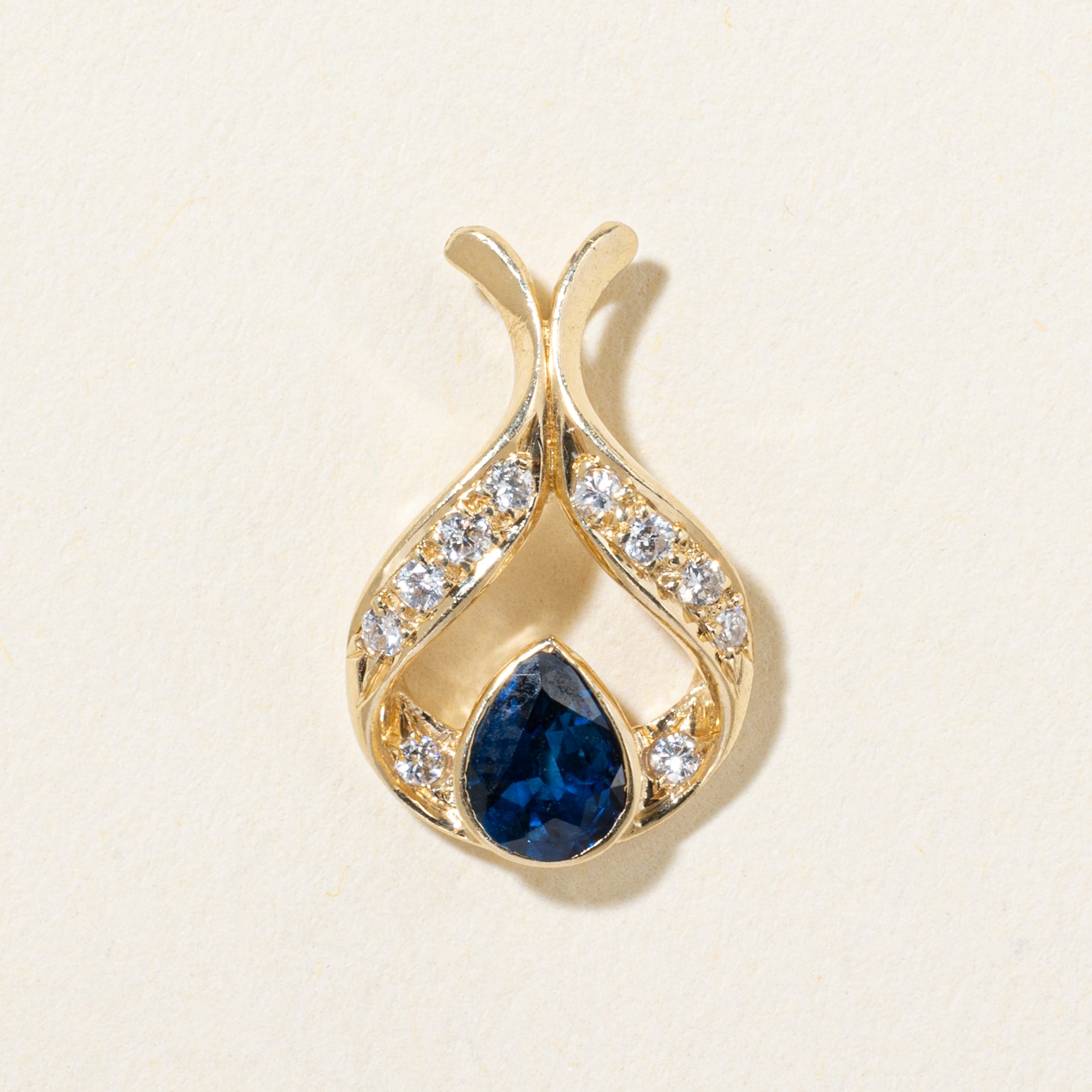 Pendentif ruban en saphir taille poire 14 carats et diamants