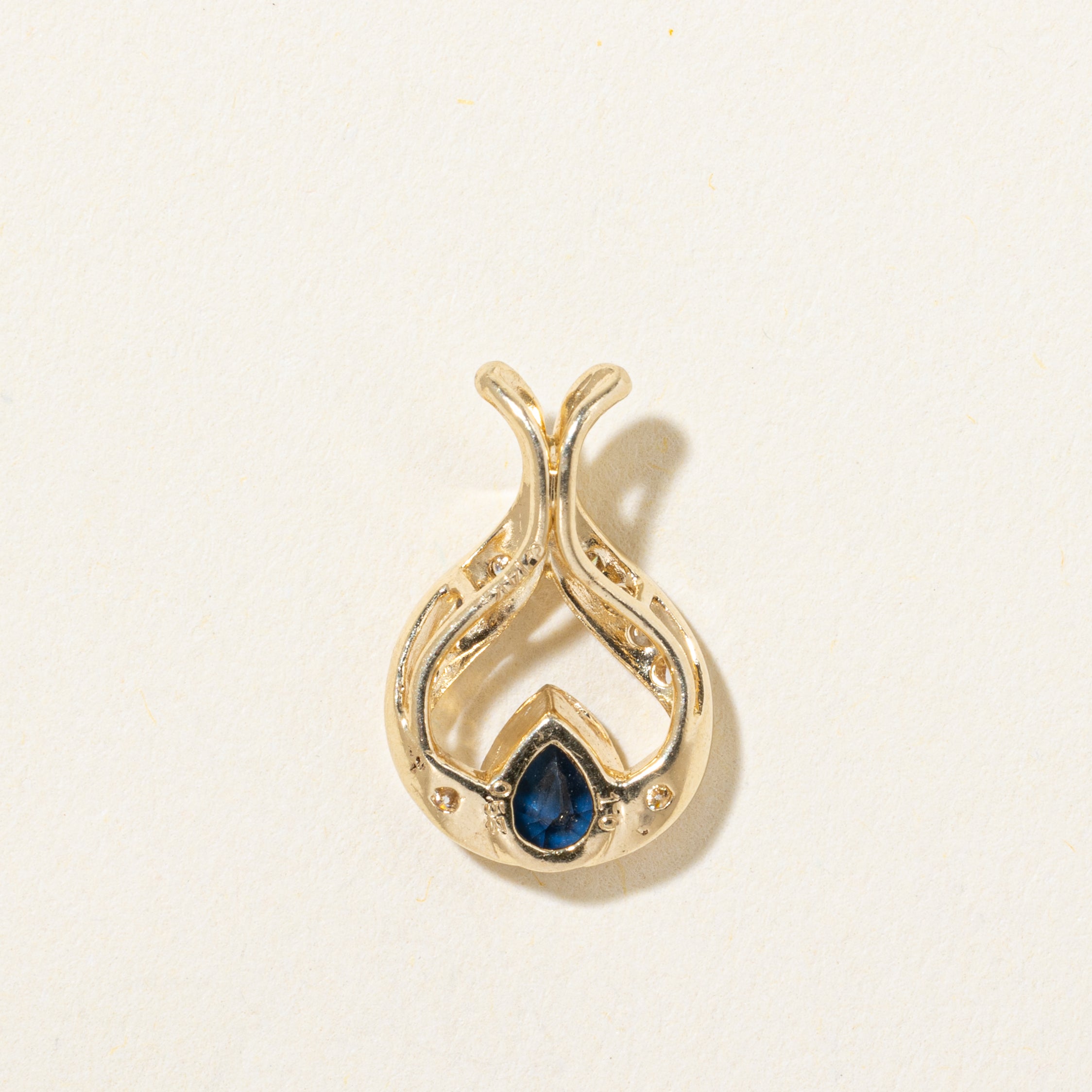Pendentif ruban en saphir taille poire 14 carats et diamants