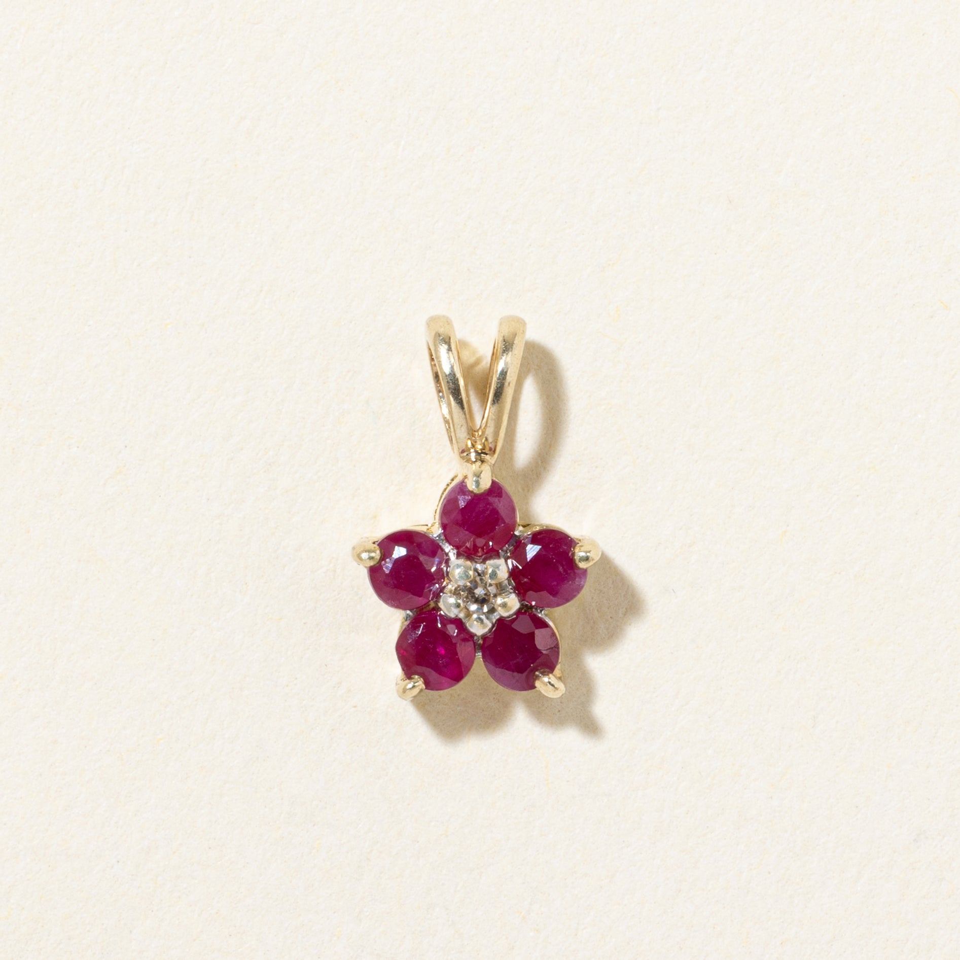 Pendentif pétale en or 10 carats rubis et diamants