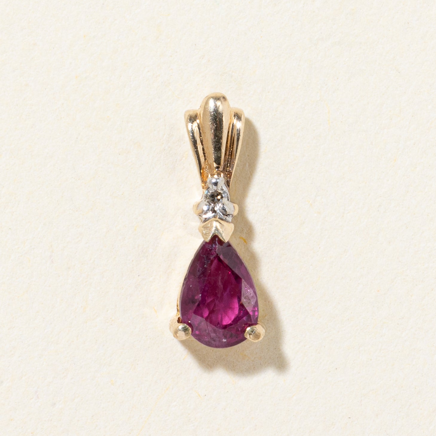 Pendentif en or 10 carats serti d'un rubis taille poire et de diamants