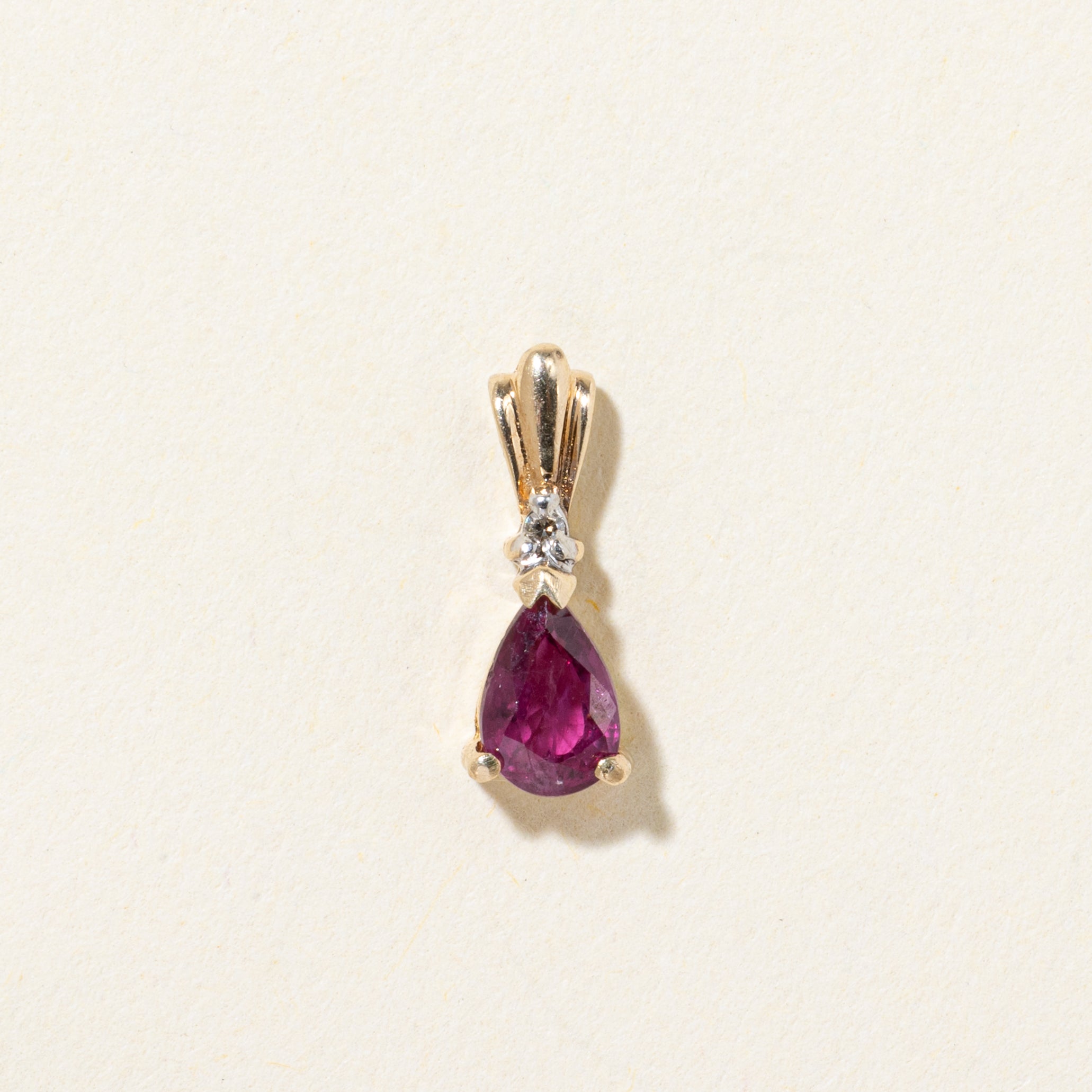 Pendentif en or 10 carats serti d'un rubis taille poire et de diamants